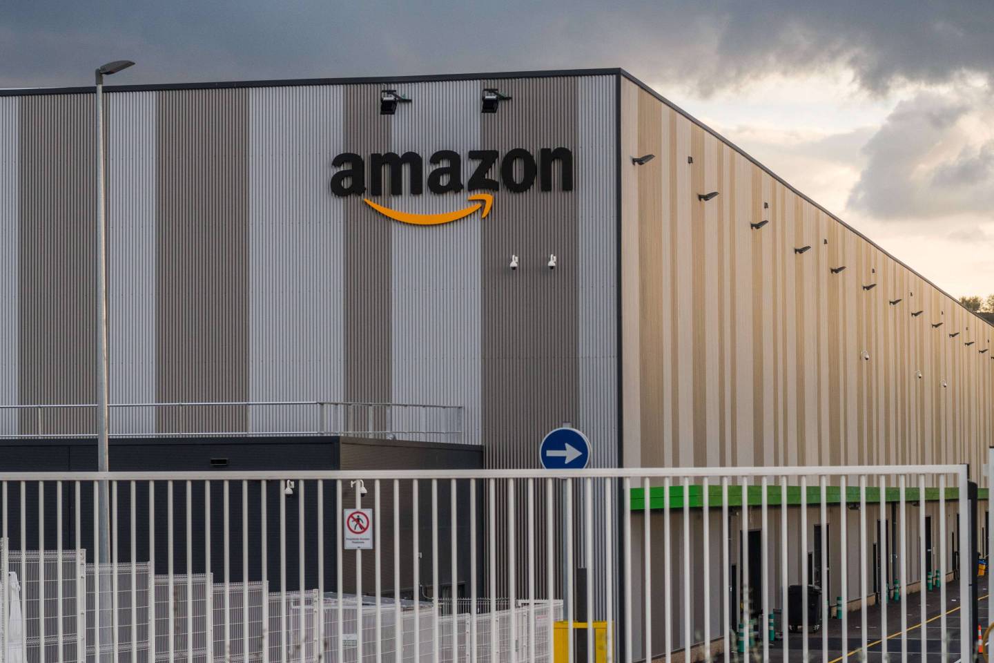 Amazon logistic centre in Vicalvaro.  Unions of the Amazon