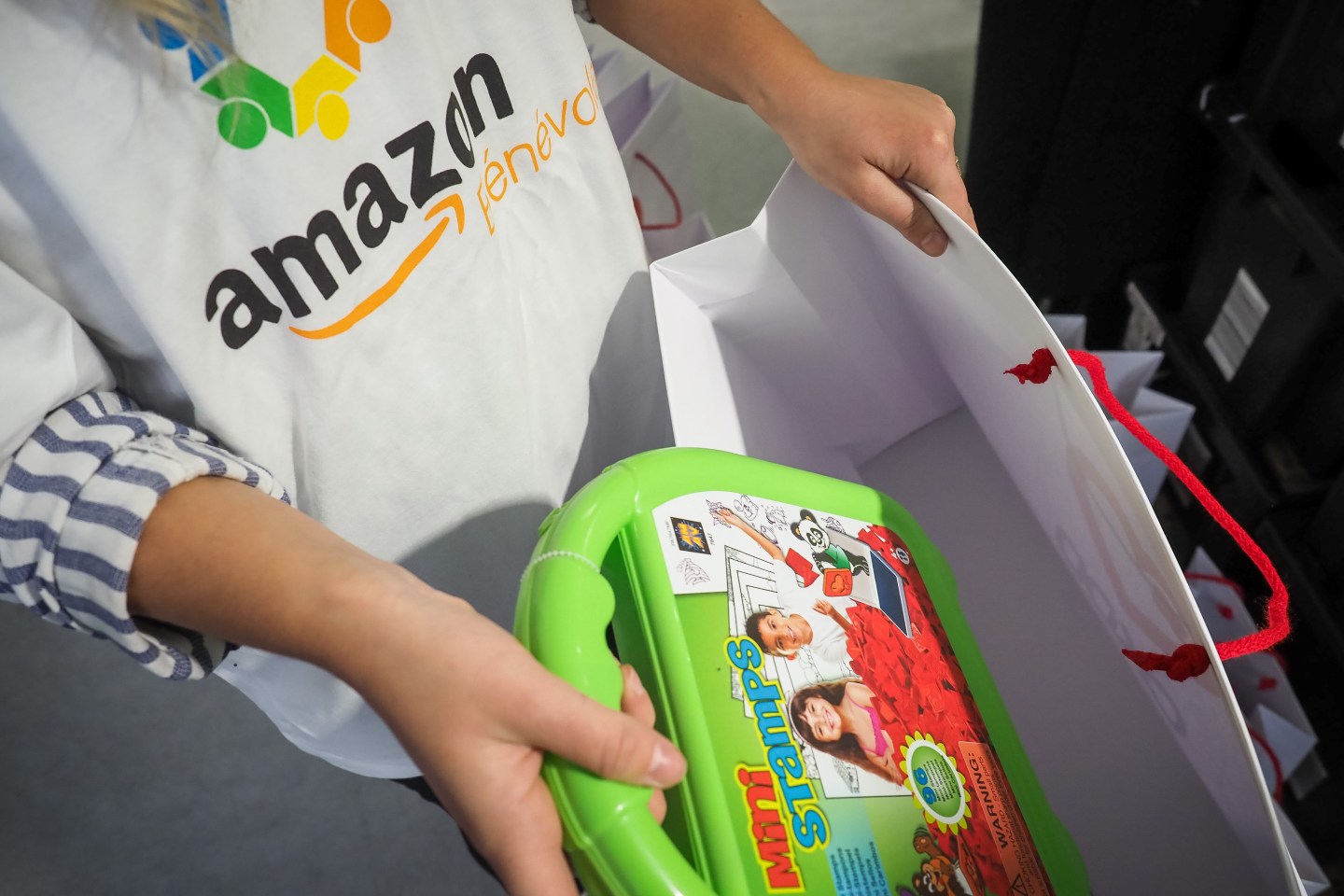 FRANCE-AMAZON-DISTRIBUTION-NGO