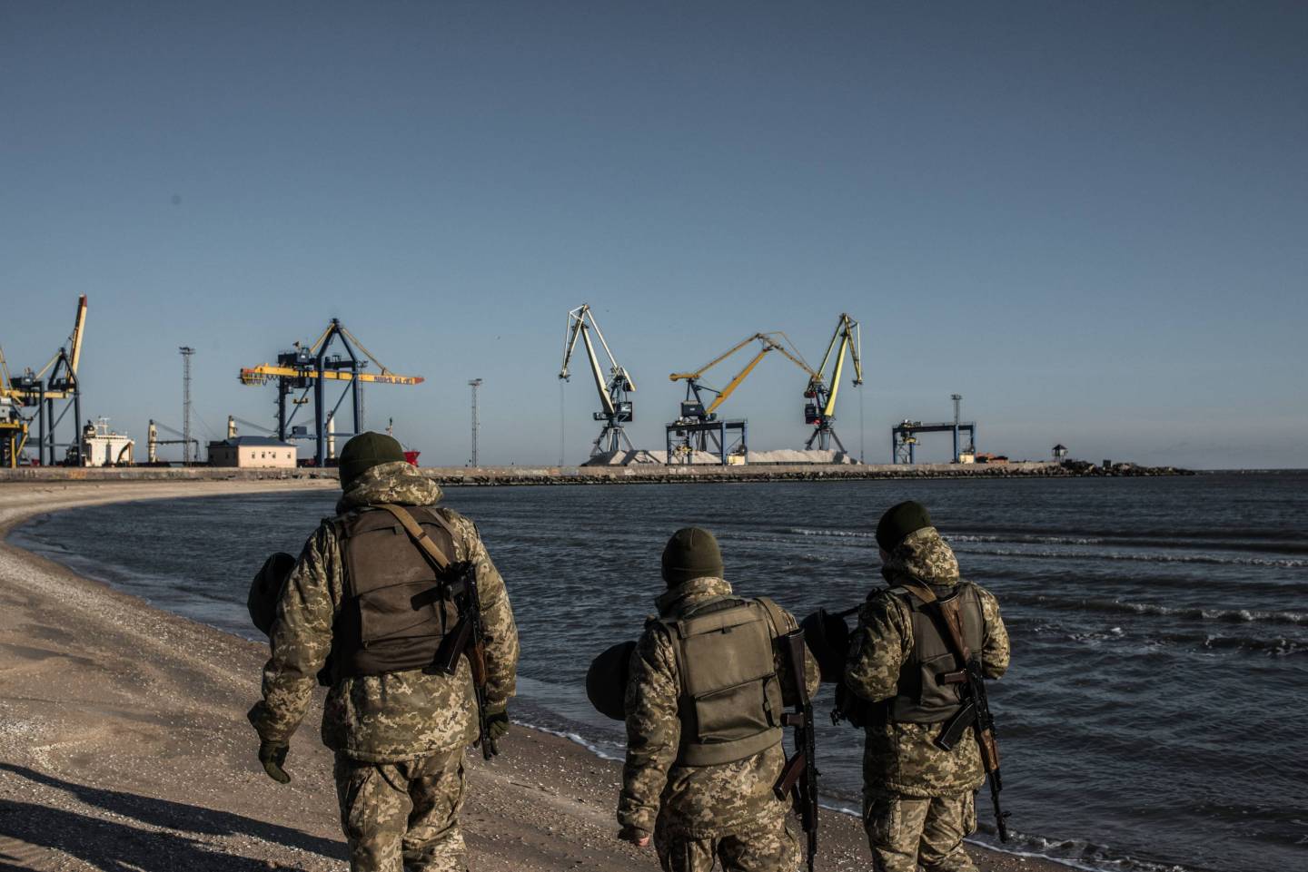 Ukrainian Forces Mobilize Near Mariupol Port Amid Conflict With Russia
