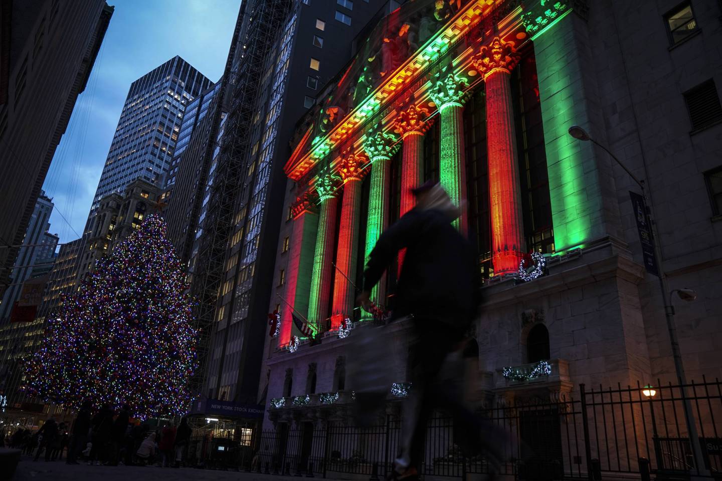 A Turbulent U.S. Stock Market Sends Stocks Down Sharply To Start The Trading Week