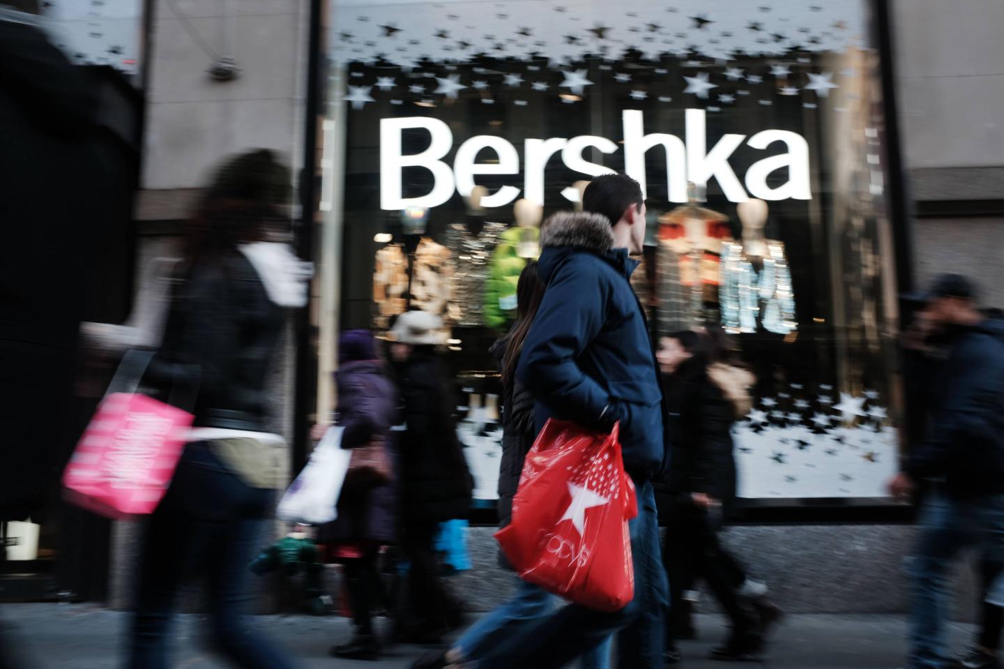 Last Minute Holiday Shoppers Hit The Stores in Manhattan