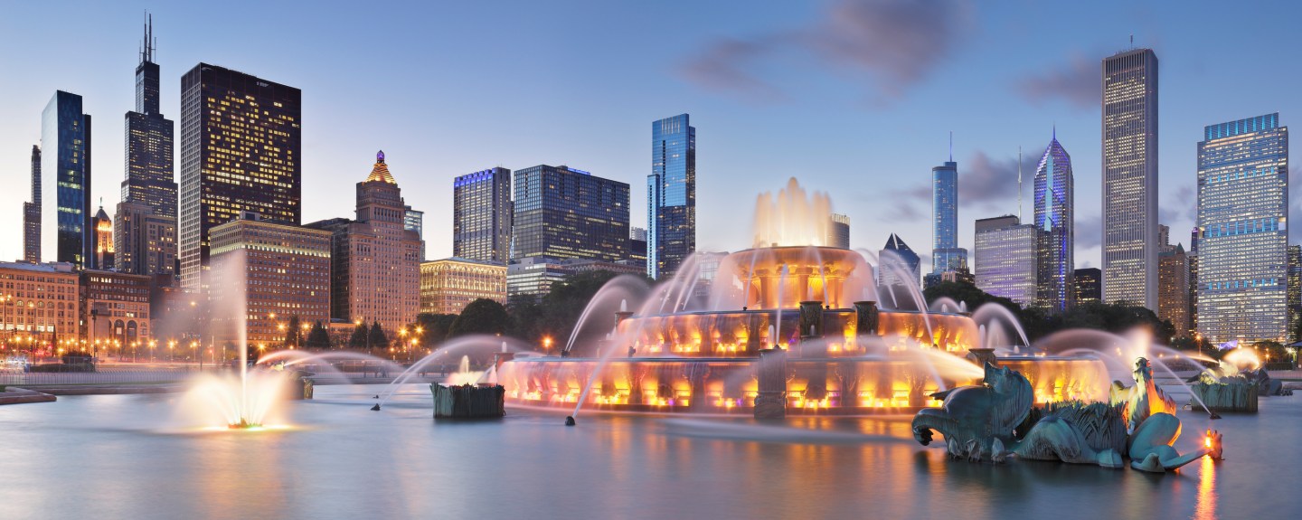 Buckingham Fountain + Skyline at Night - Chicago