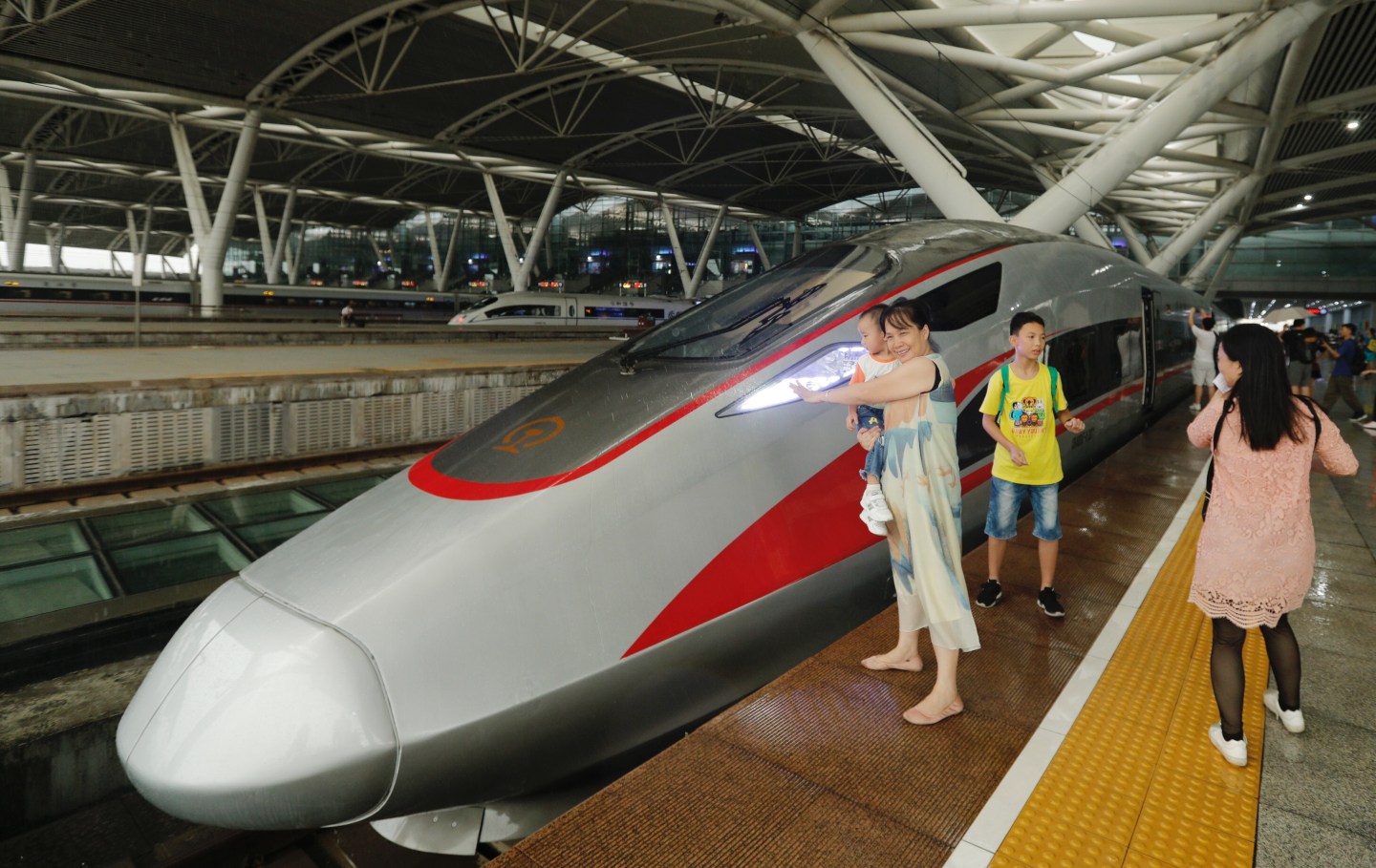 Mainland-HK High-speed Rail Put Into Service