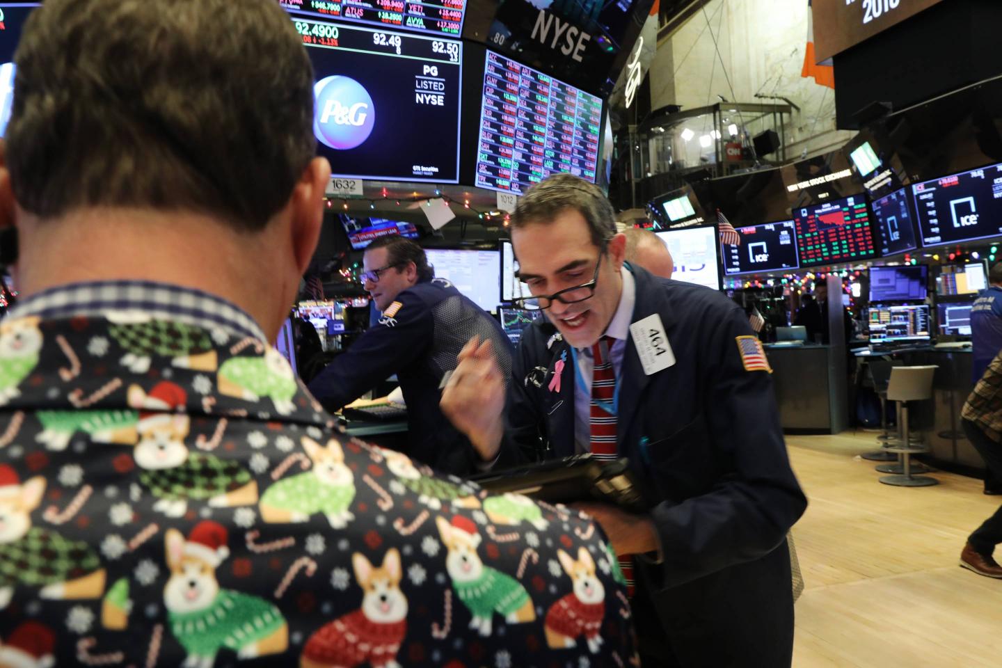 Stocks Dive Over 500 Points Over Continued Fears Of Trade War