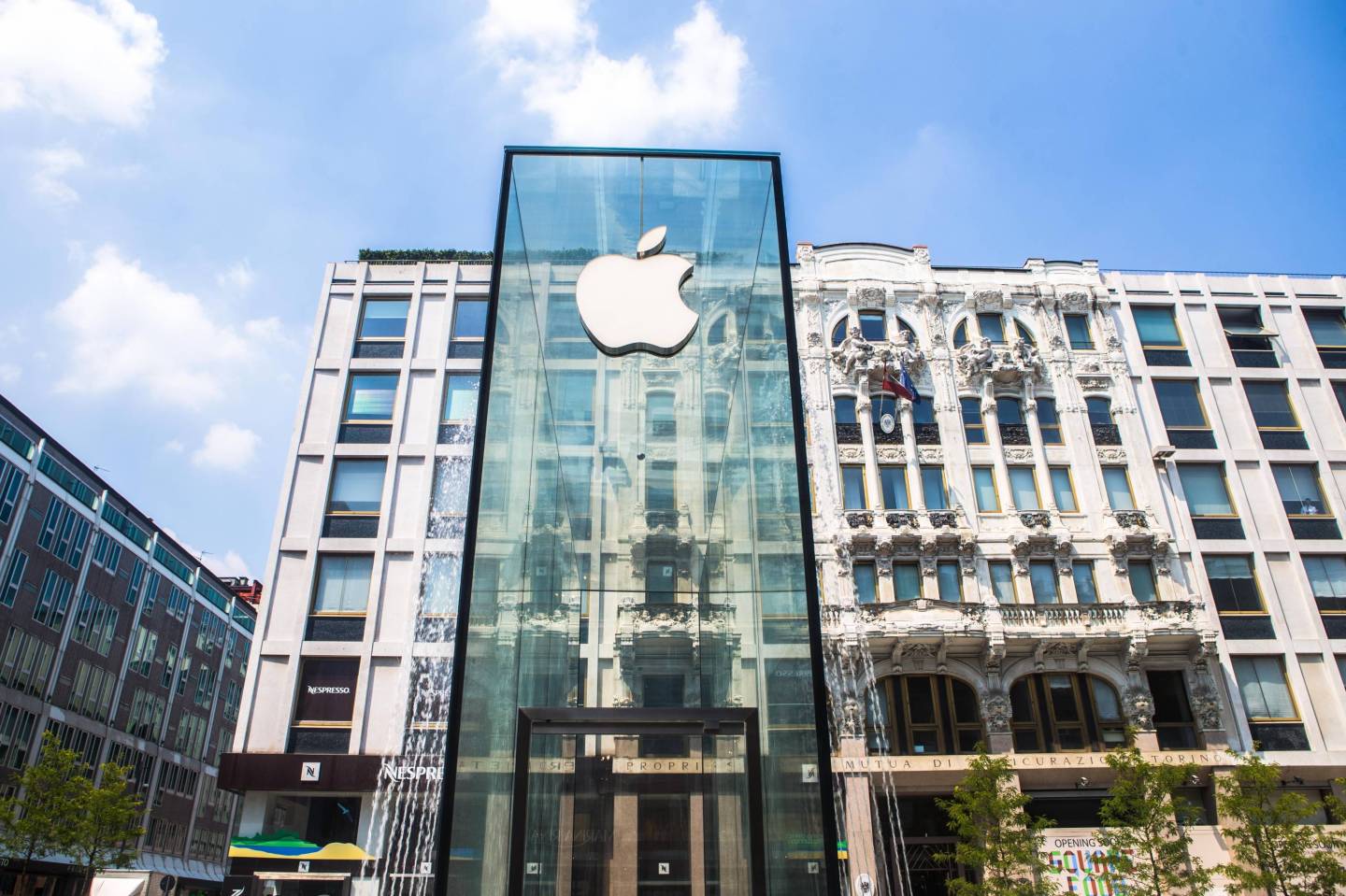 Apple Is Forced To Cut Revenue Estimates