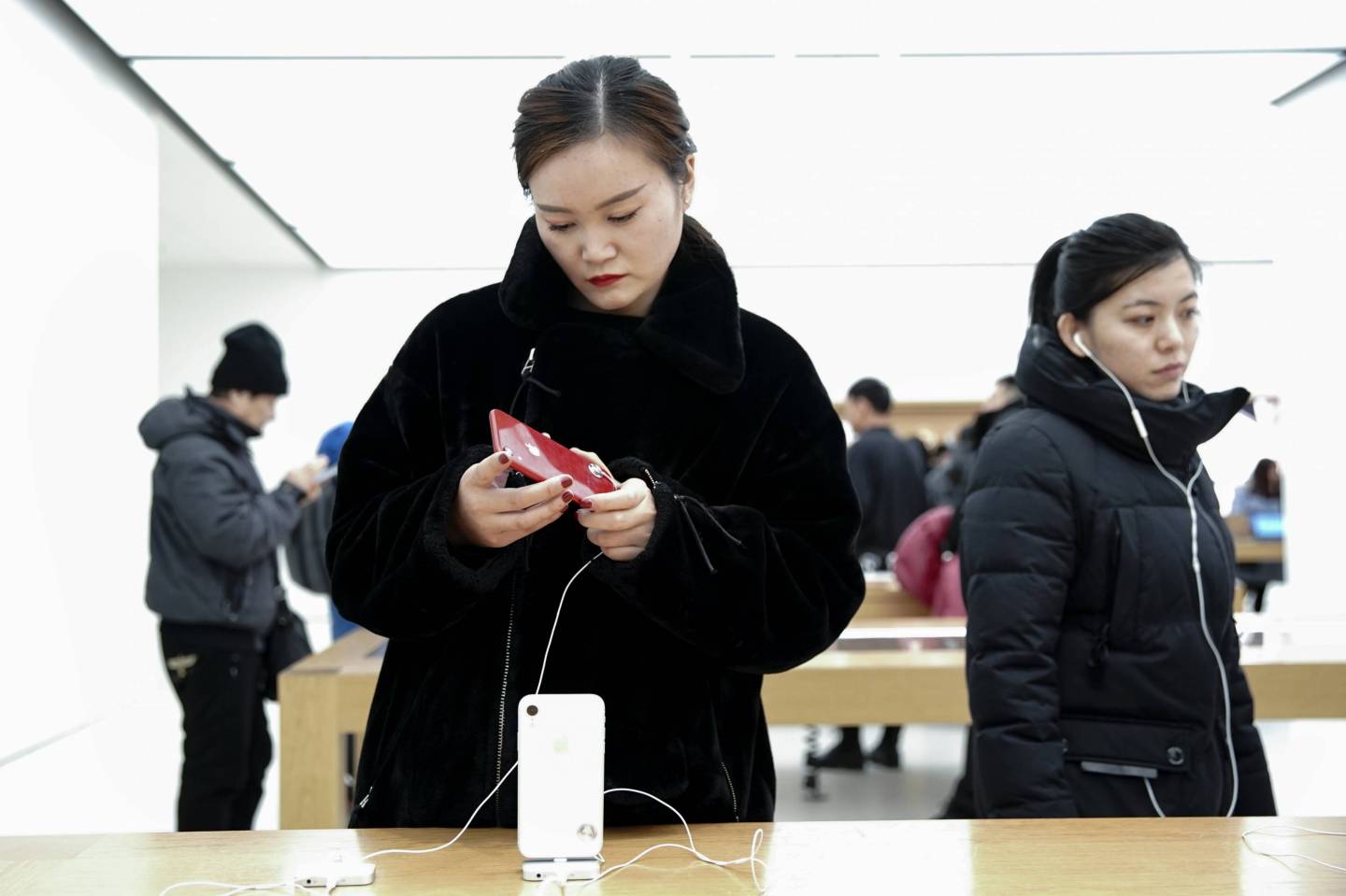 Apple Slashes Revenue Forecast Following Weak Sales In China
