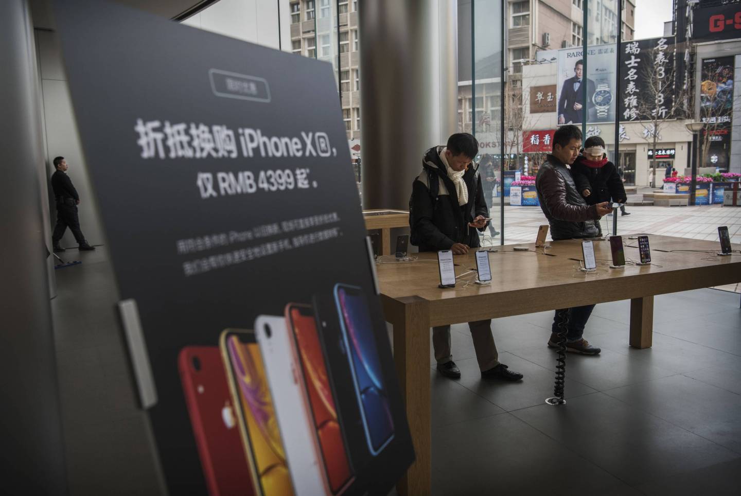 Apple Slashes Revenue Forecast Following Weak Sales In China