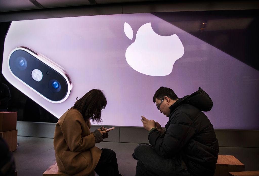 Apple Slashes Revenue Forecast Following Weak Sales In China