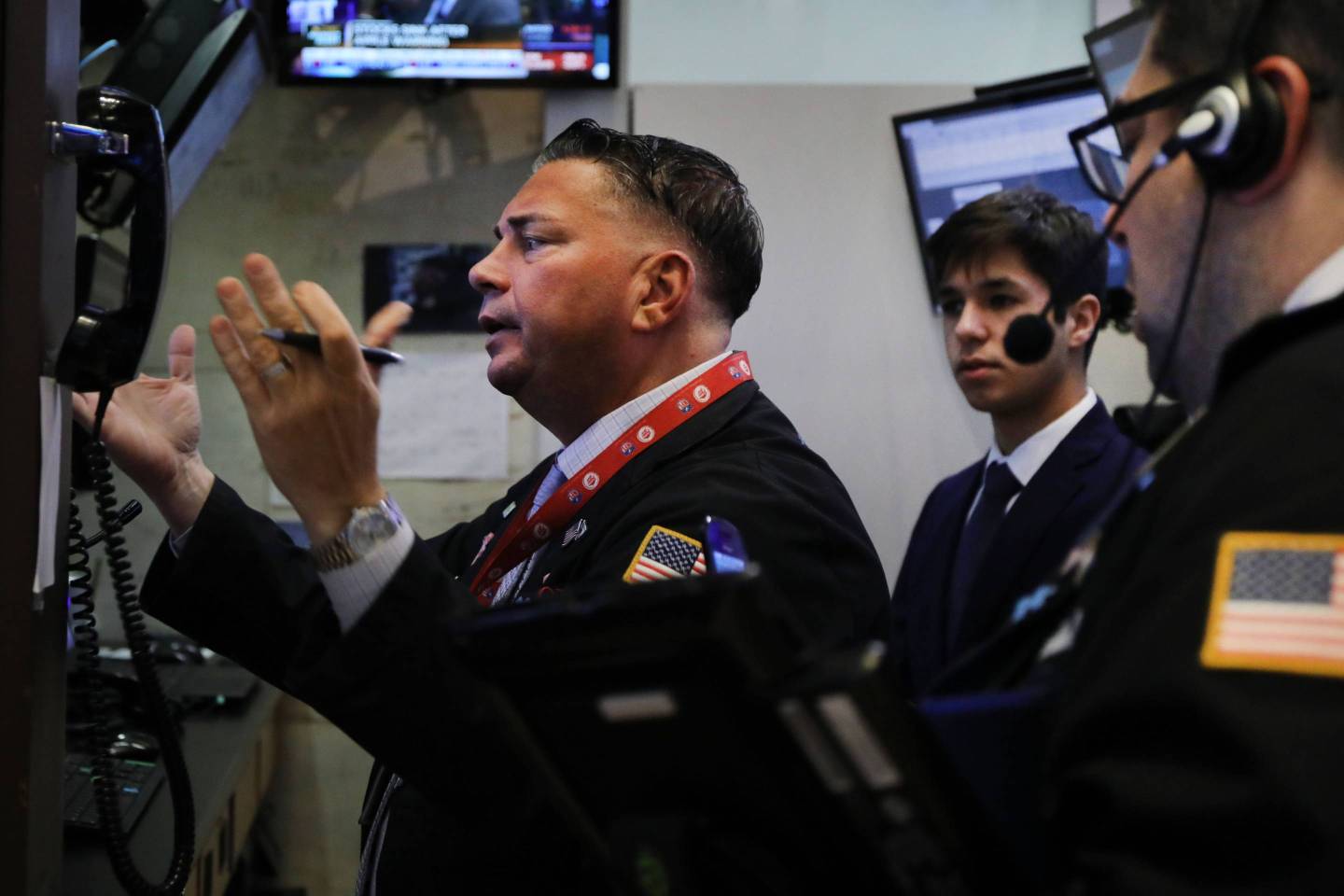 Apple's Warning On Revenue Forecast Sends Markets Down