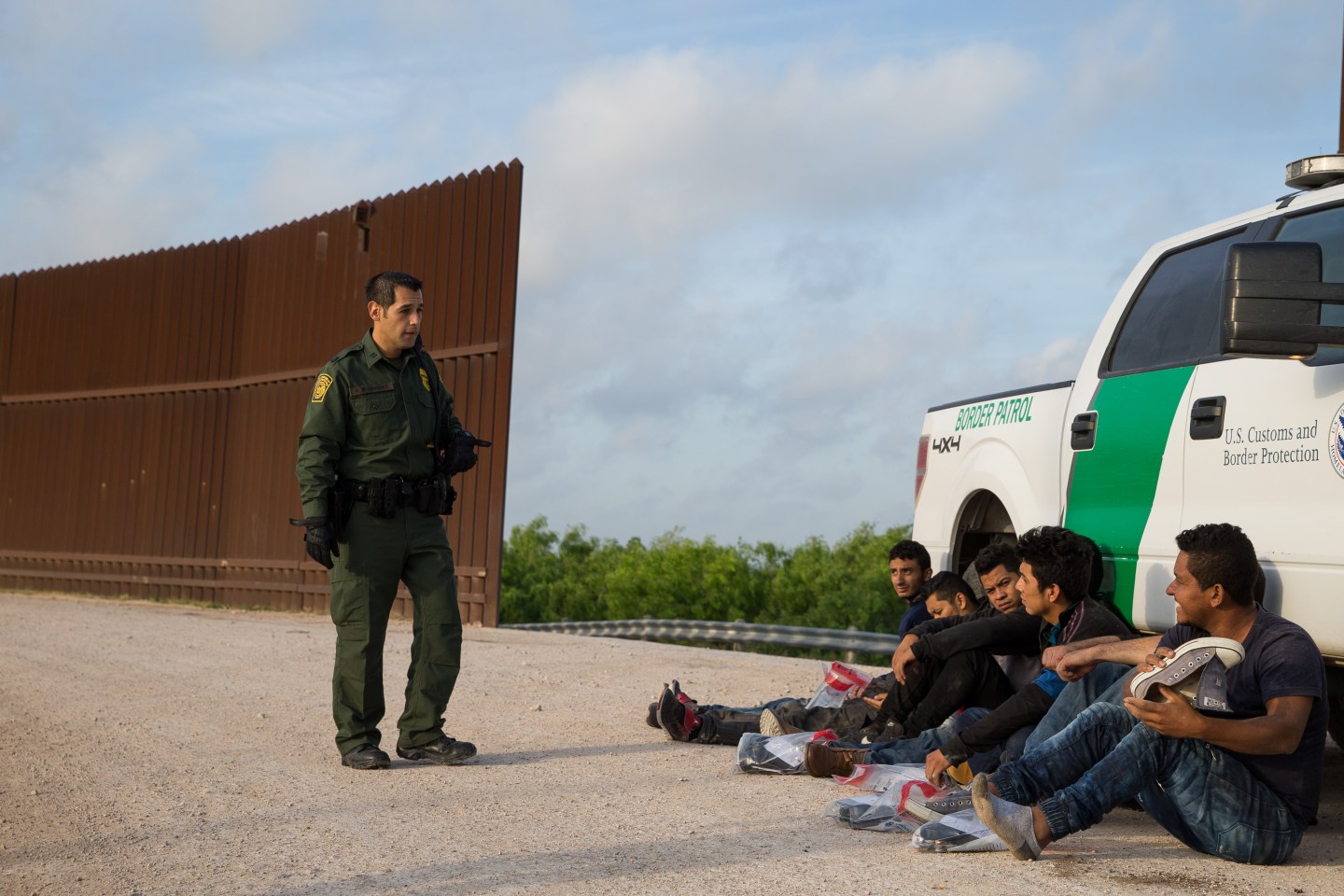 TOPSHOT-US-MEXICO-BORDER-IMMIGRATION-ARREST