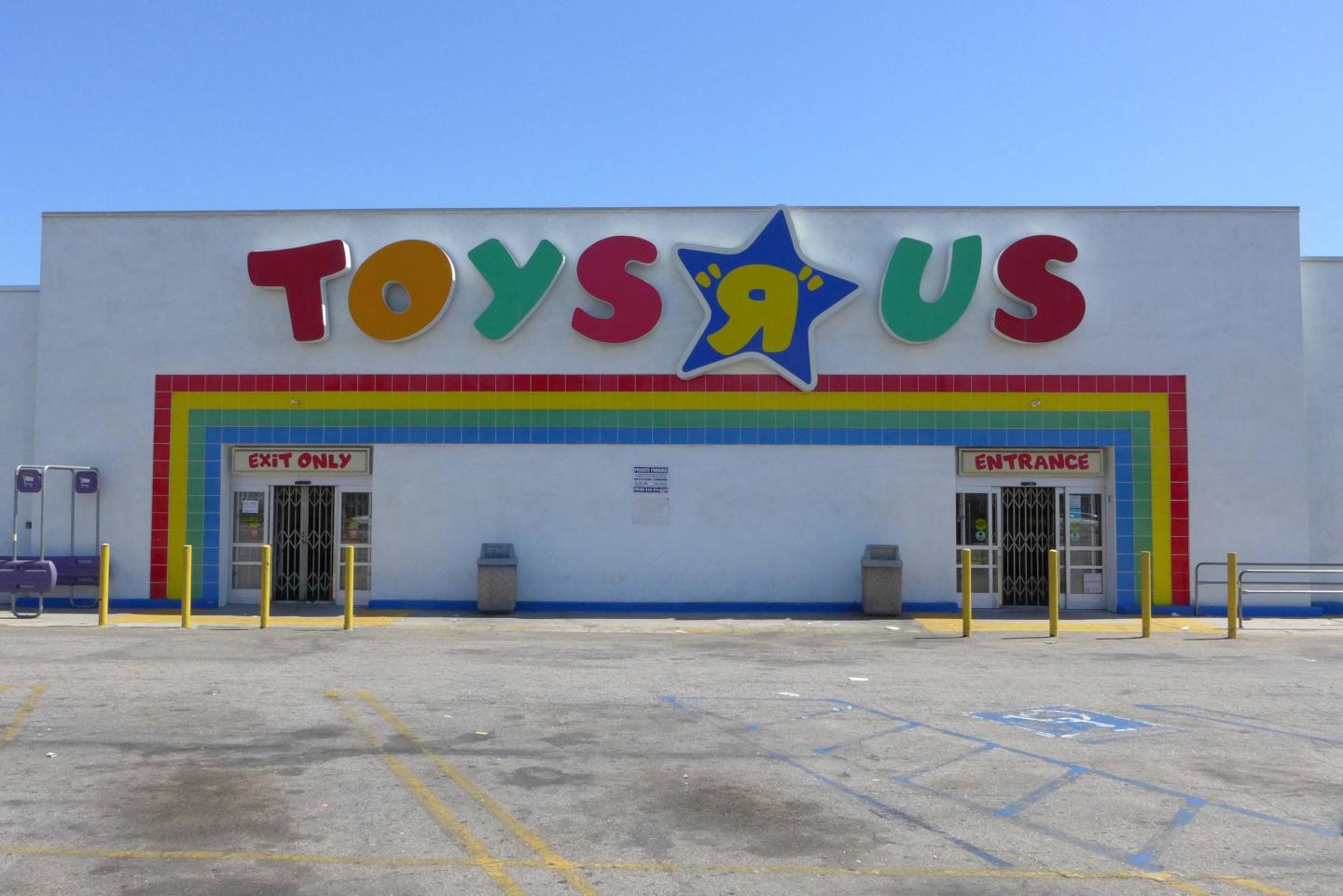 Toys R Us Goes Out Of Business
