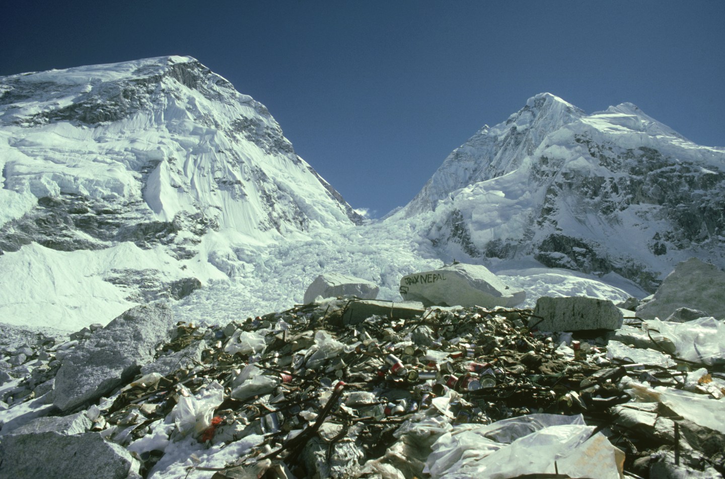 rubbish left by expeditions: 17,500   everest base camp  nepal