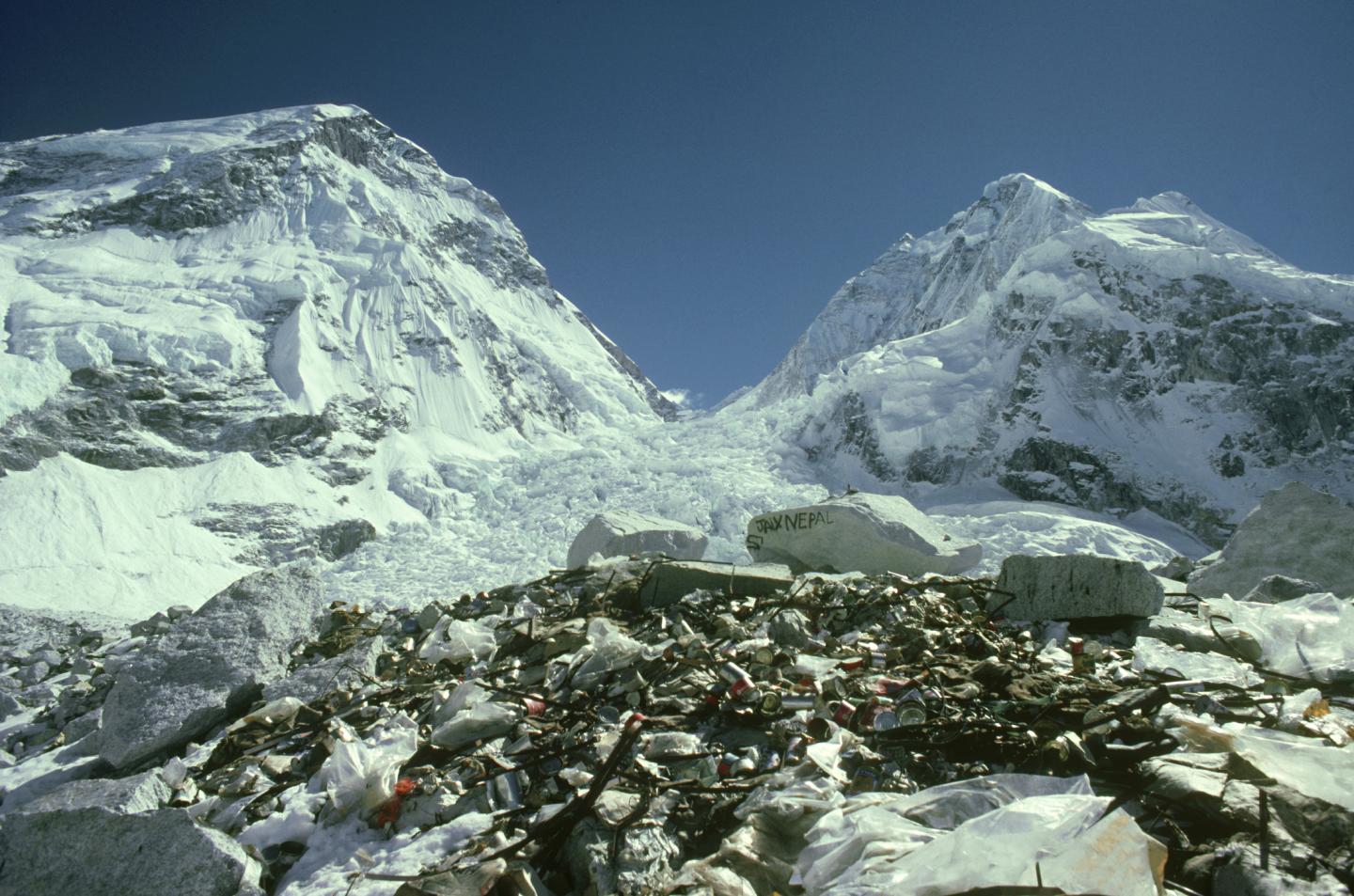 rubbish left by expeditions: 17,500 everest base camp nepal