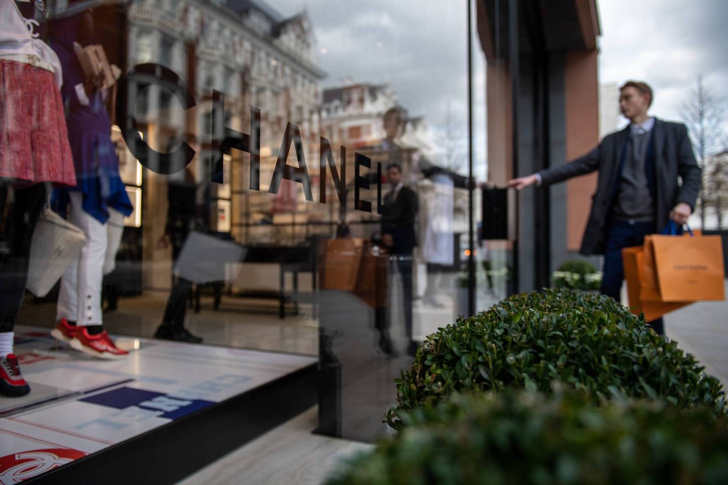 Reactions At Chanel Stores In London After Lagerfeld Death