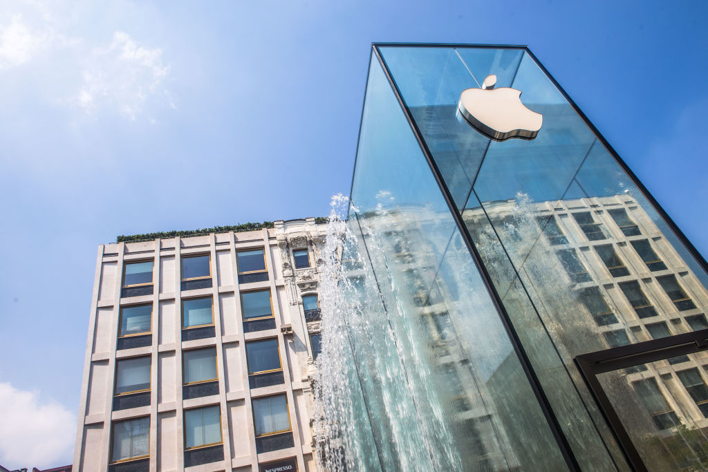 Apple Is Forced To Cut Revenue Estimates