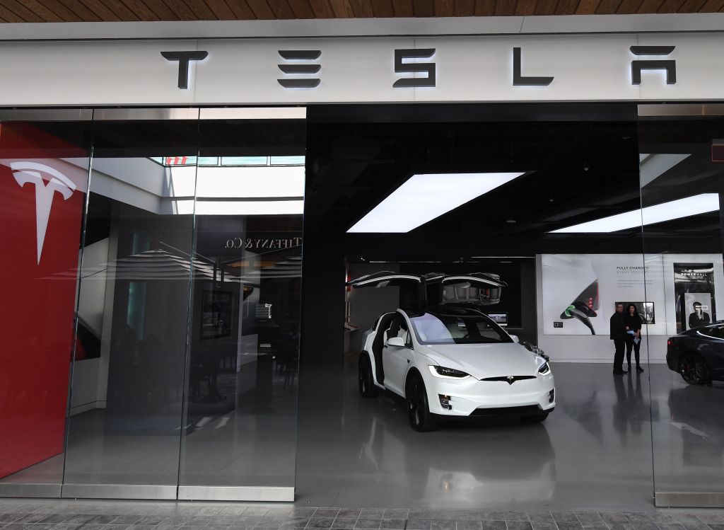 US-IT-lifestyle-auto-Tesla-automobile-computers-technology