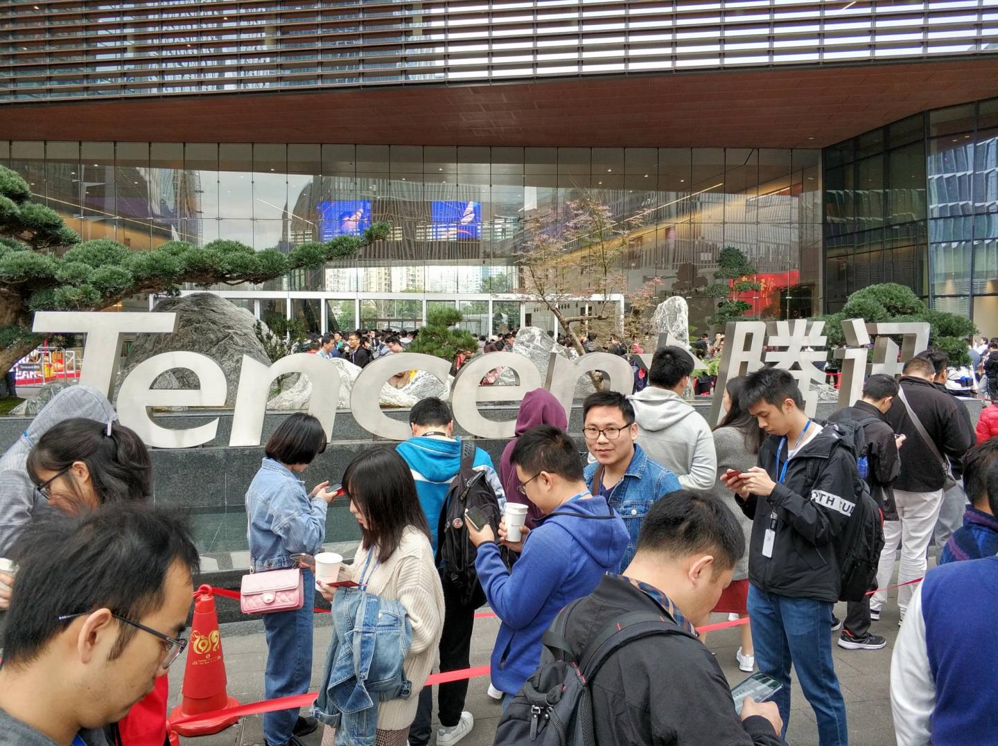 Tencent Employees Queue Up To Get Red Envelopes In Shenzhen