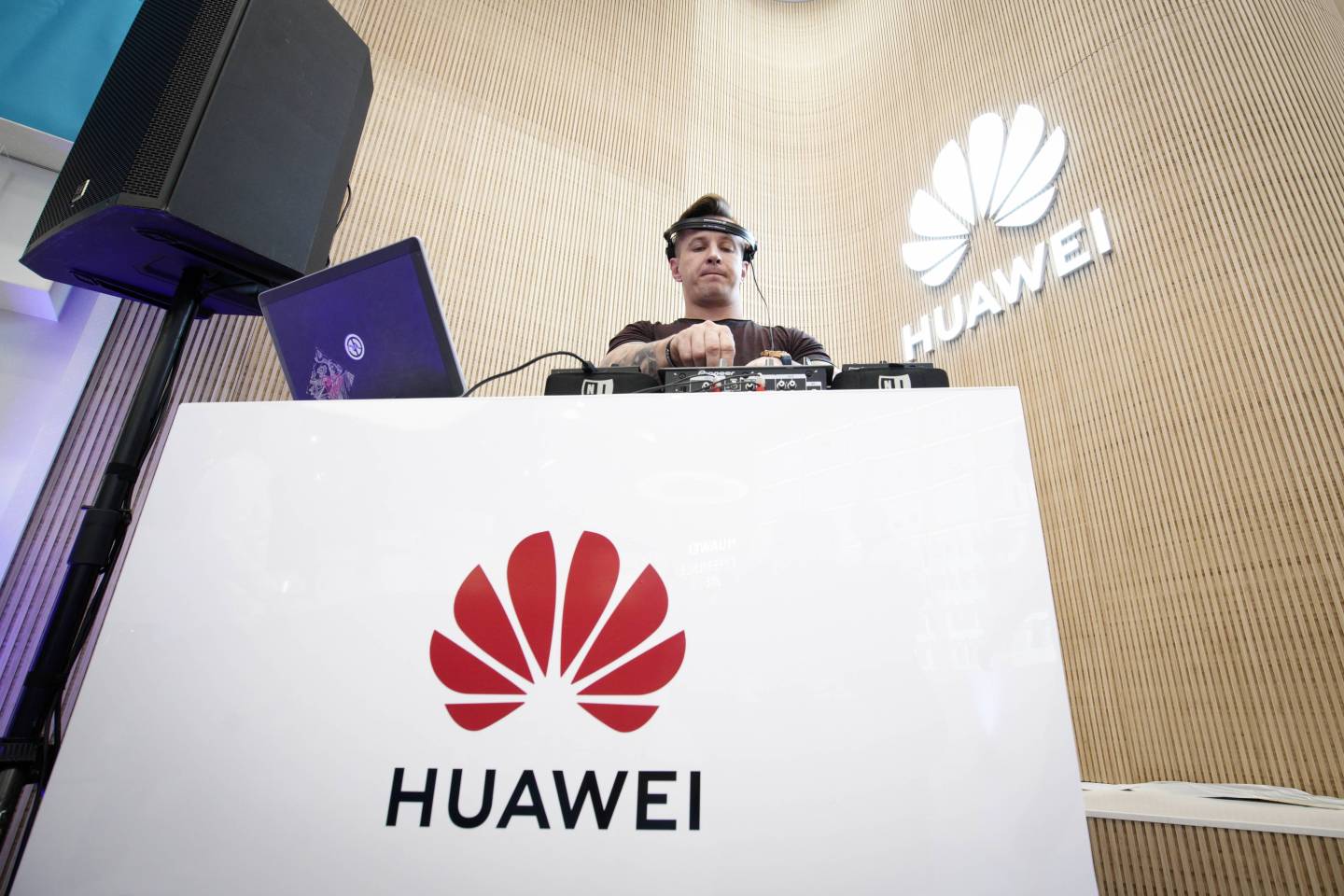 Huawei Promotes New Flagship Phone