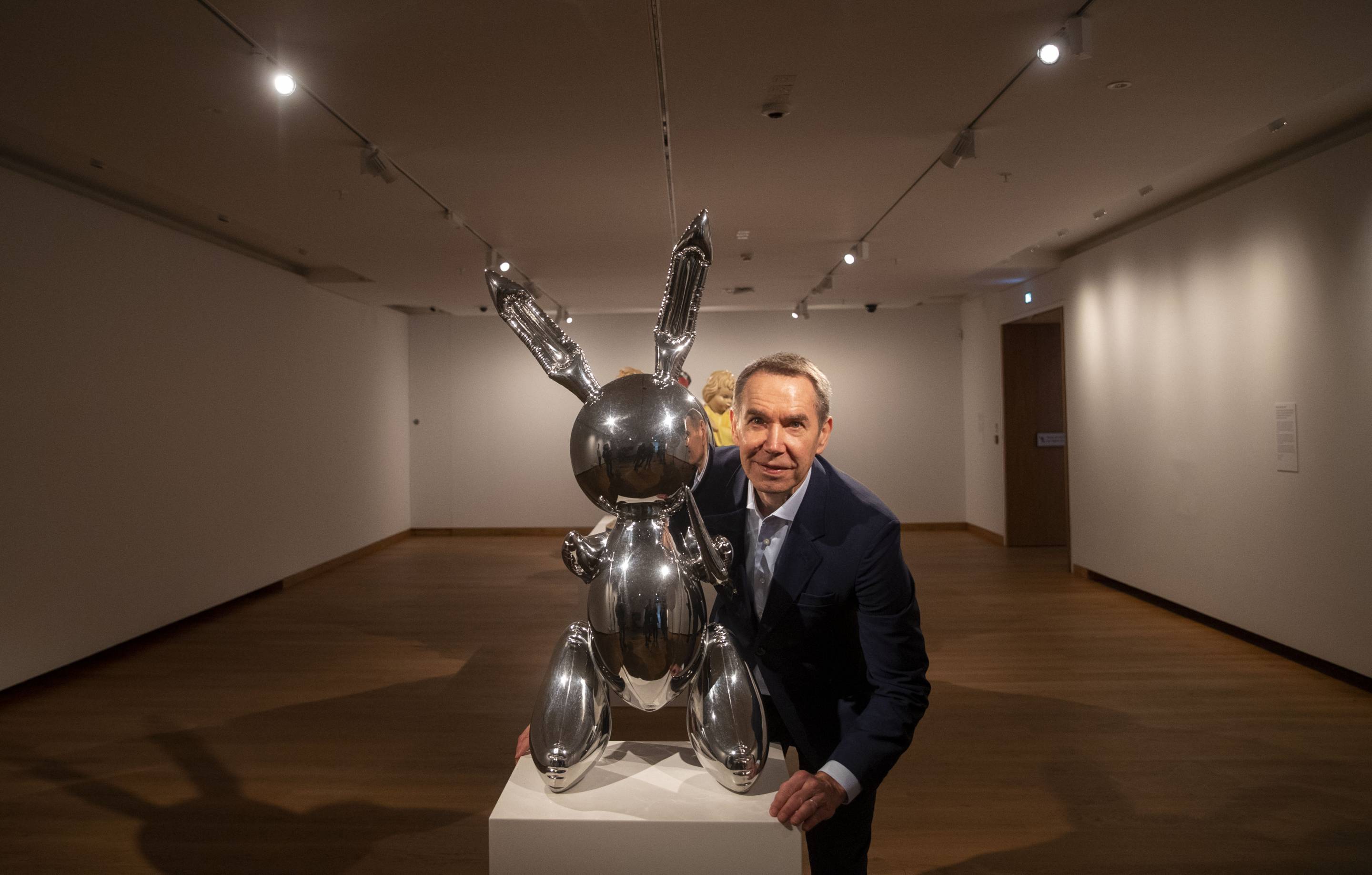 ブロンズ像　フランス人アーティスト Jeff Koons' sculpture is now the most expensive work in the