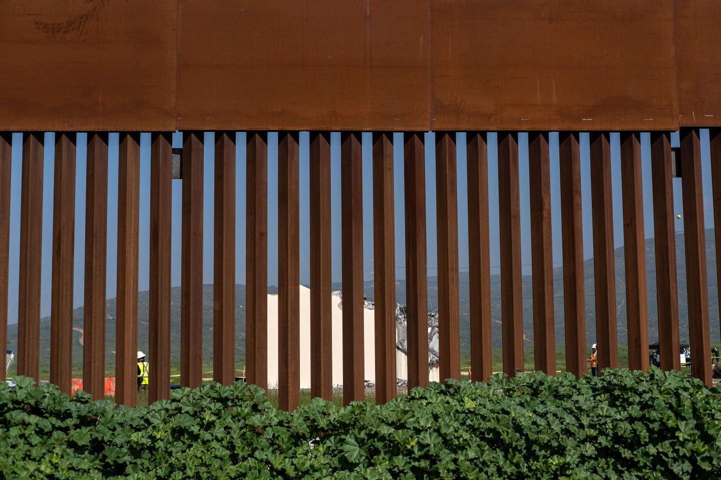 MEXICO-US-BORDER-WALL-PROTOTYPES
