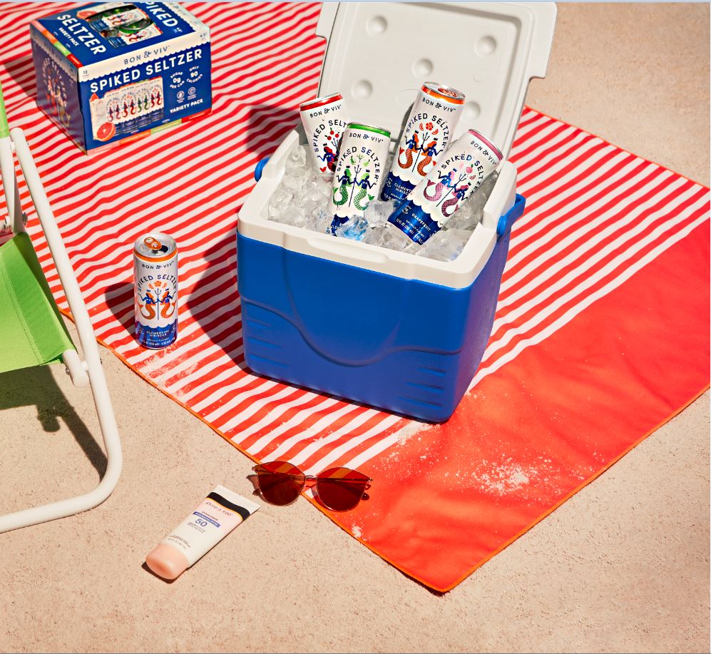 Bon & Viv SpikedSeltzer-Beach Lifestyle Shot
