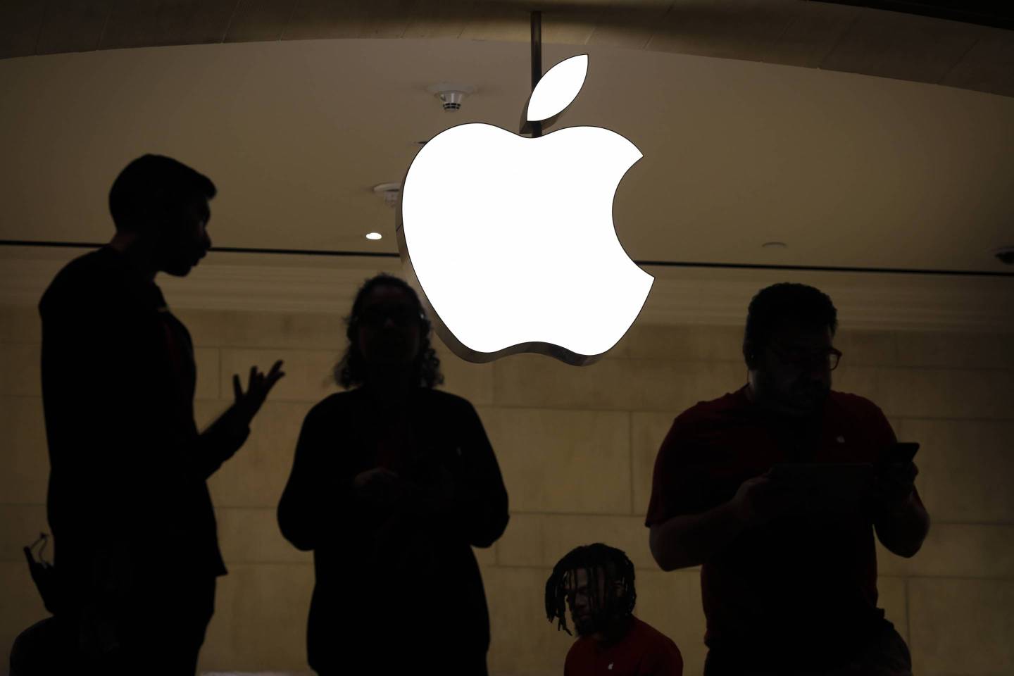 Apple's Warning On Revenue Forecast Sends Markets Down