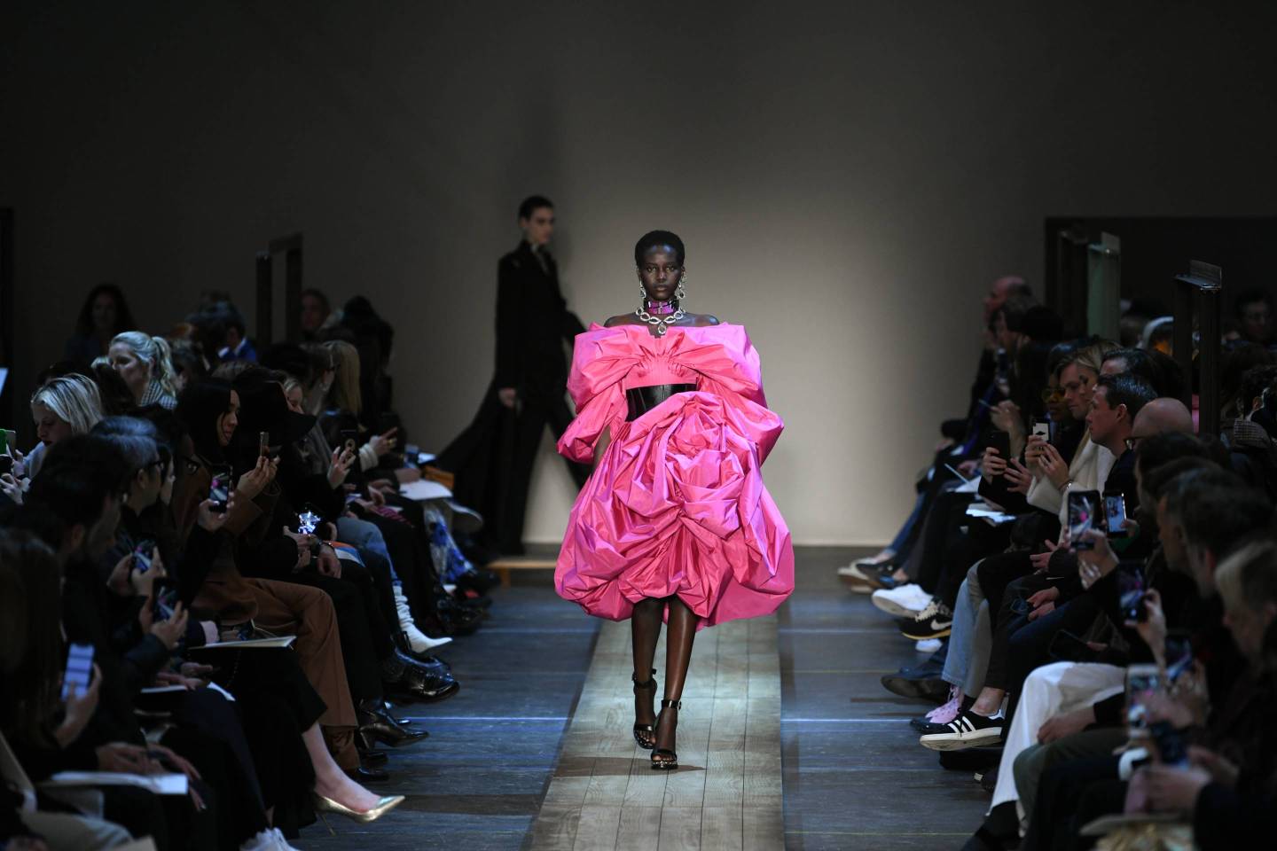 Alexander McQueen : Runway - Paris Fashion Week Womenswear Fall/Winter 2019/2020