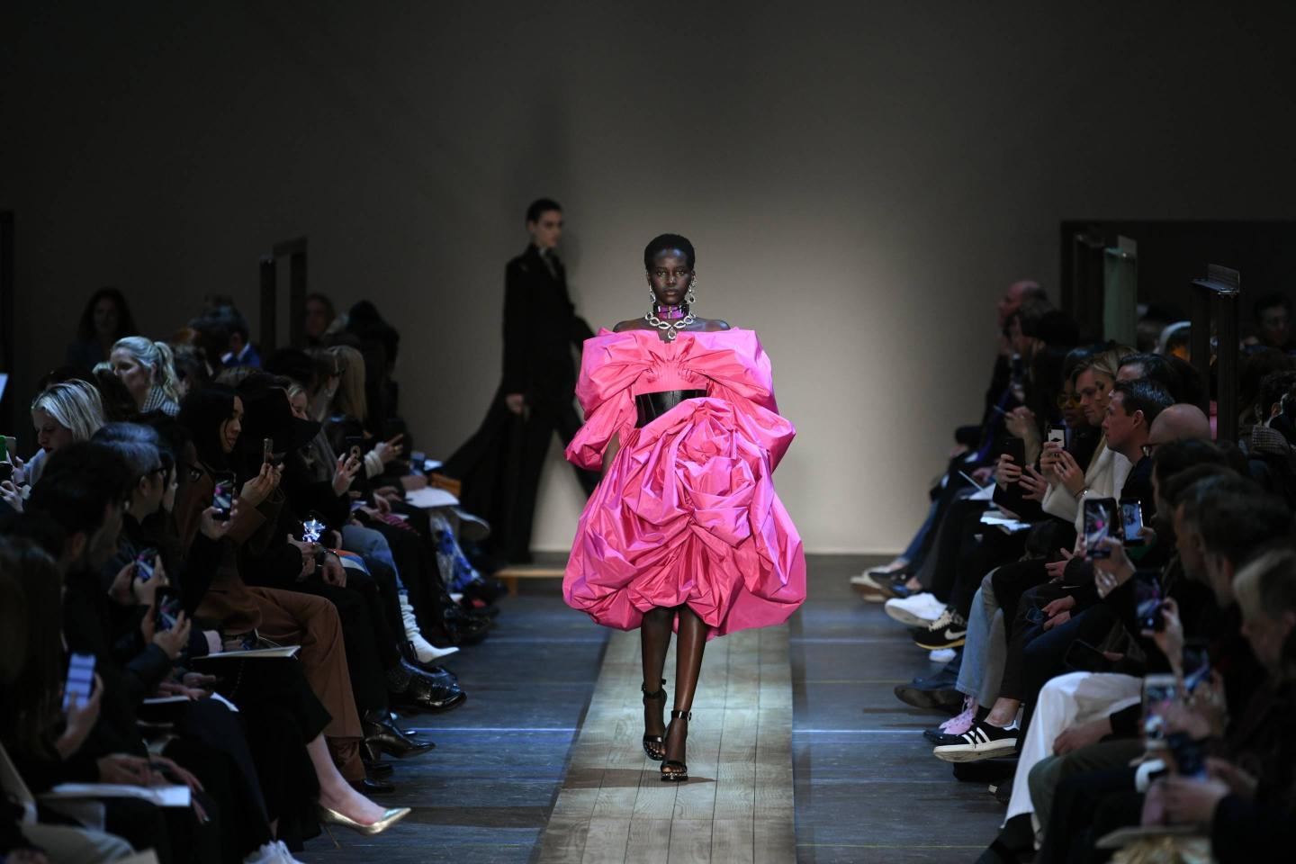 Alexander McQueen : Runway - Paris Fashion Week Womenswear Fall/Winter 2019/2020