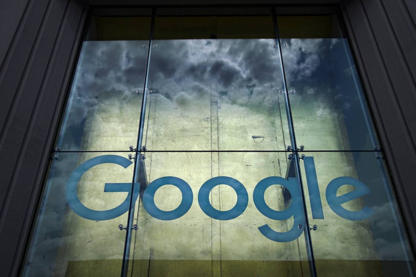 Google’s plans to bolster its cloud computing business by buying data analytics startup Looker for $2.6 billion, marking one of the search giant’s largest acquisitions.