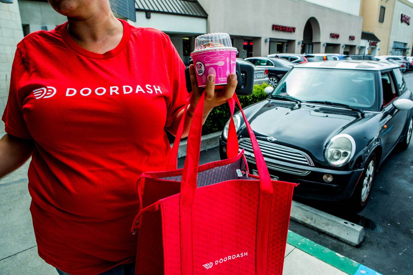 A DoorDash driver leaves Baskin Robbins