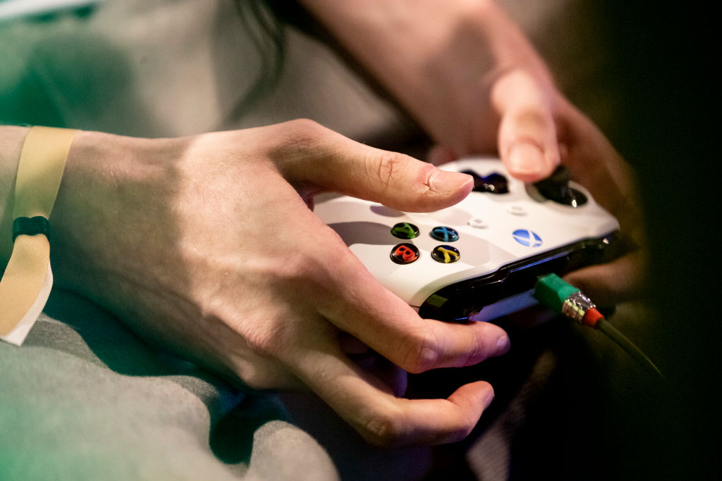 A player's hands can be seen in the "Grand Final" of the Virtual Bundesliga (VBL) with an Xbox controller.