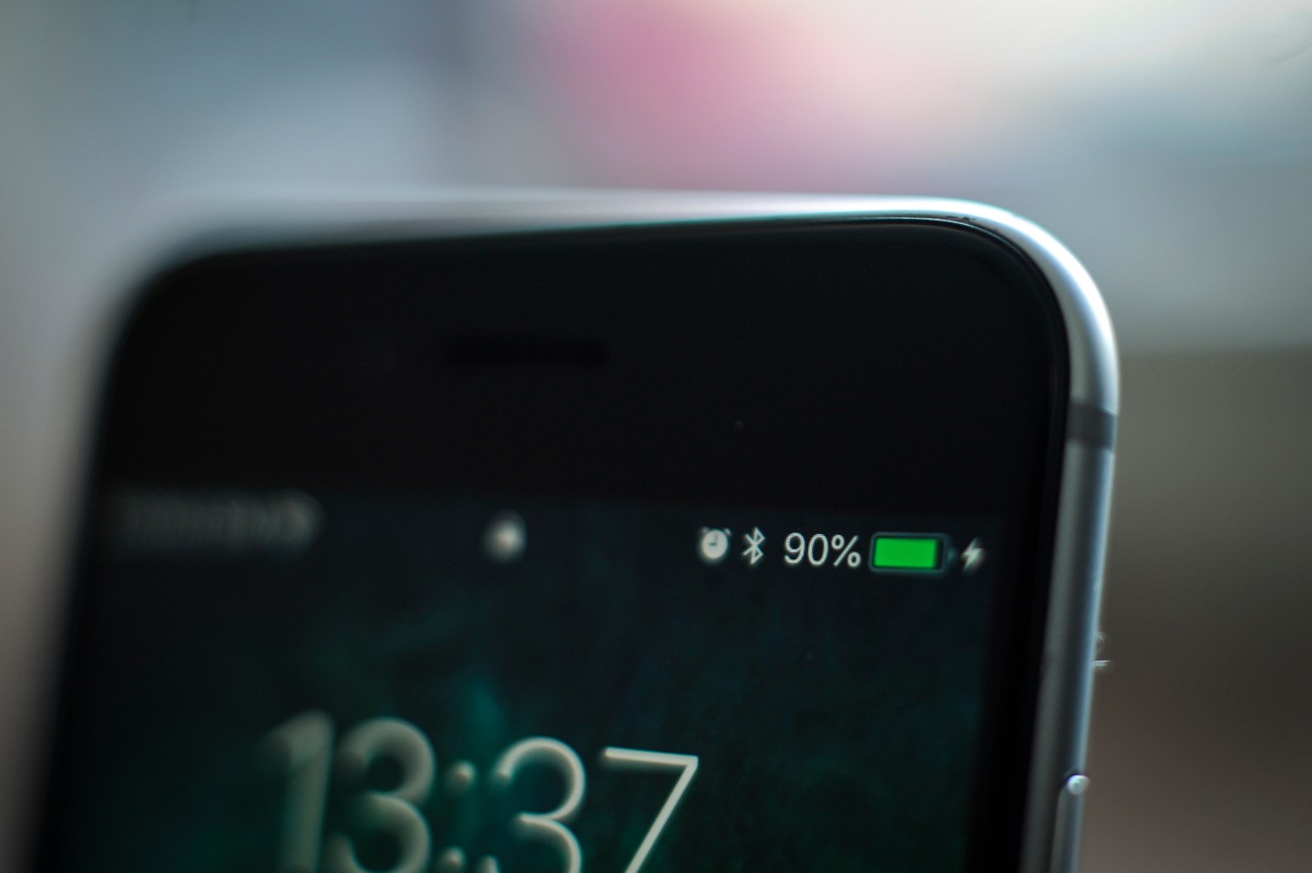 Apple Is Hobbling iPhones With Batteries Replaced Outside of Authorized Repair Shops. Is That Even Legal?