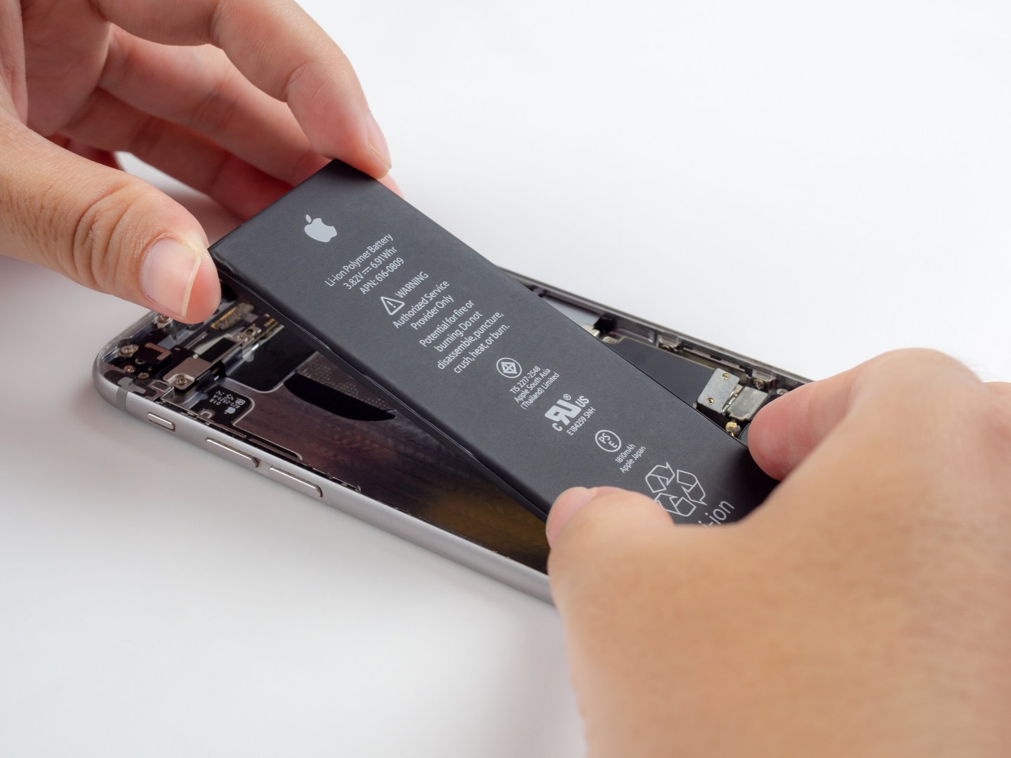 Broken Screen? Need a Battery Replacement? Apple Wants to Make More iPhone Repair Shops Near You