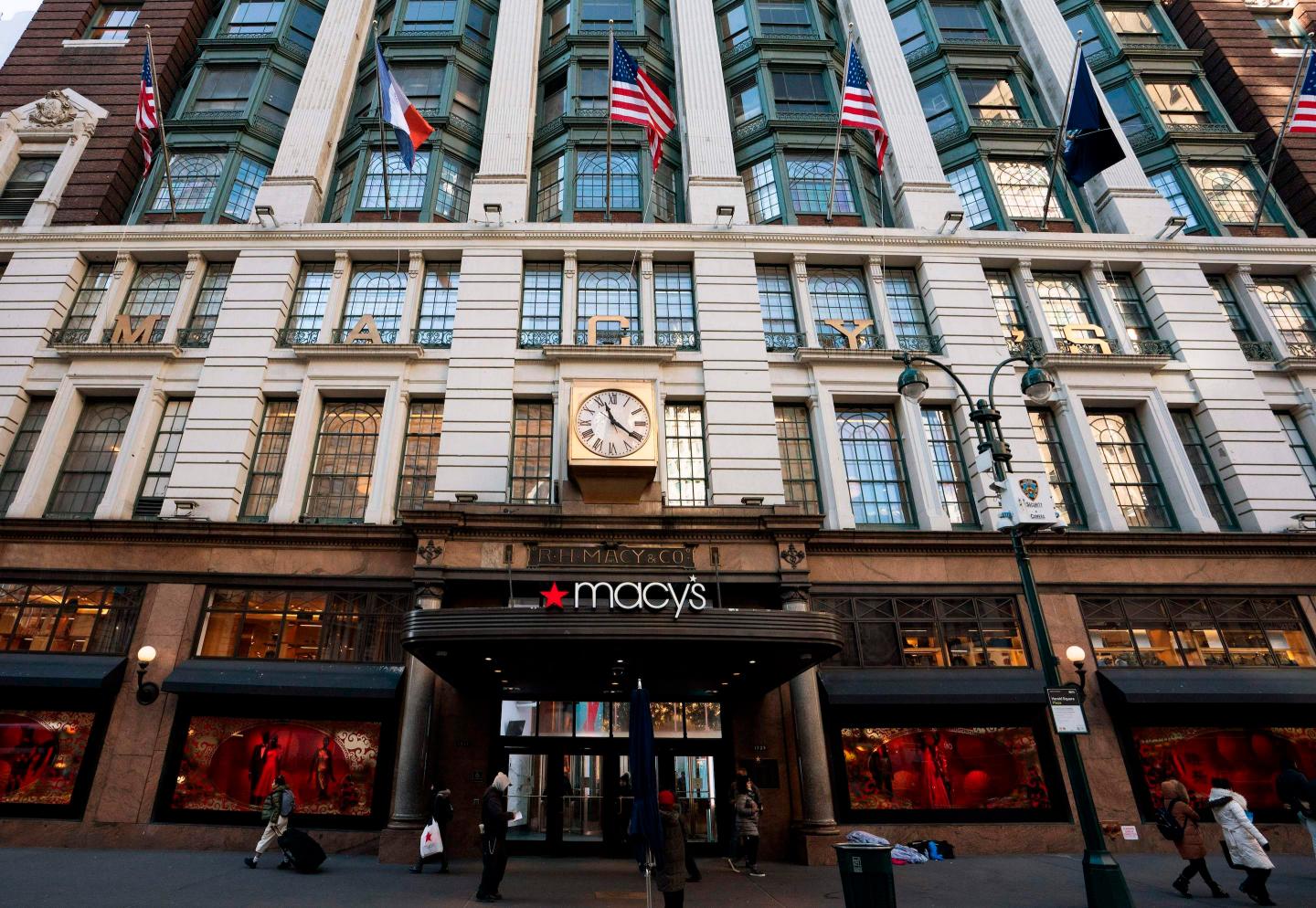 Macy’s Stock Tanks as Old Problems Prove Intractable