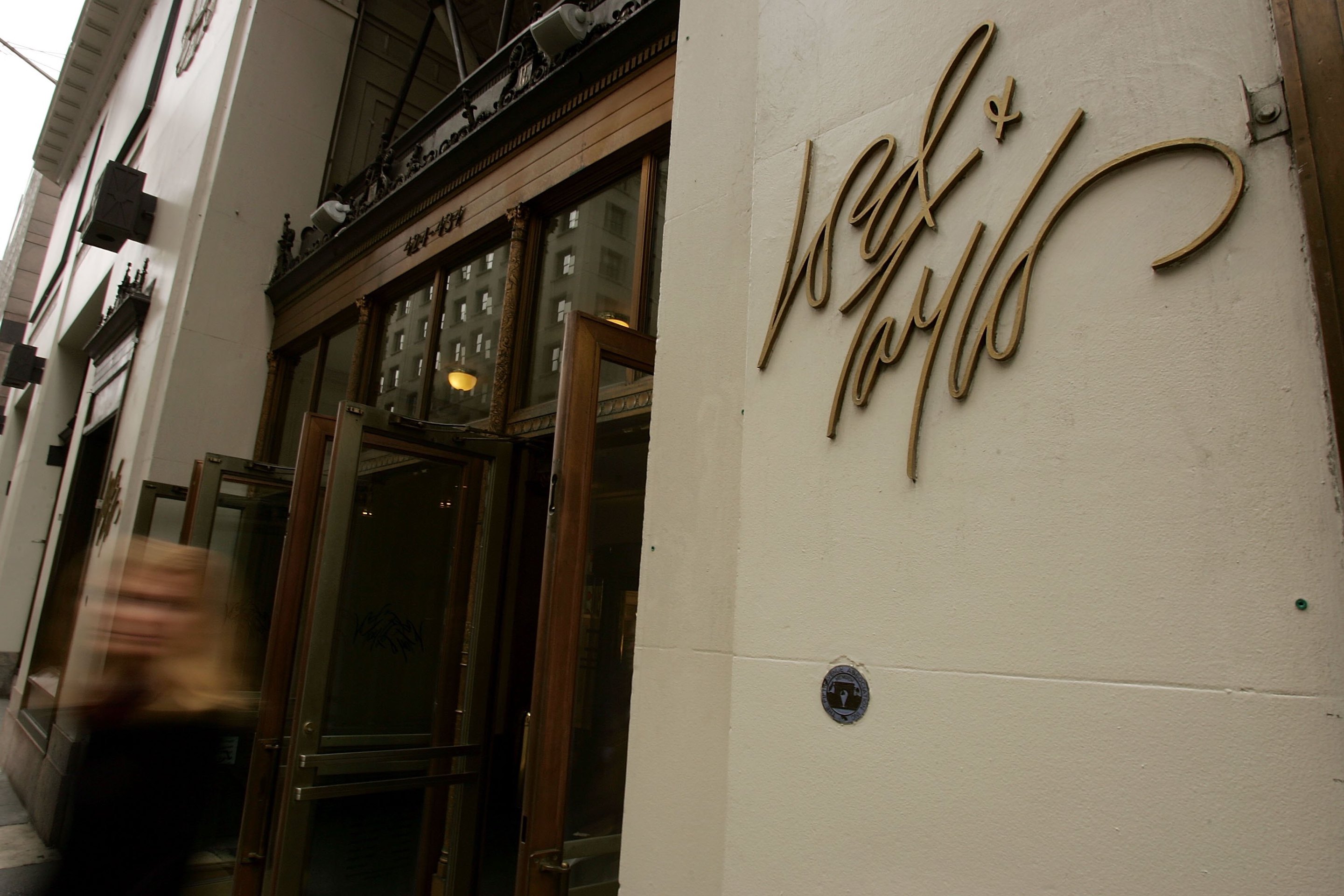 Federated Department Stores To Sell Lord and Taylor