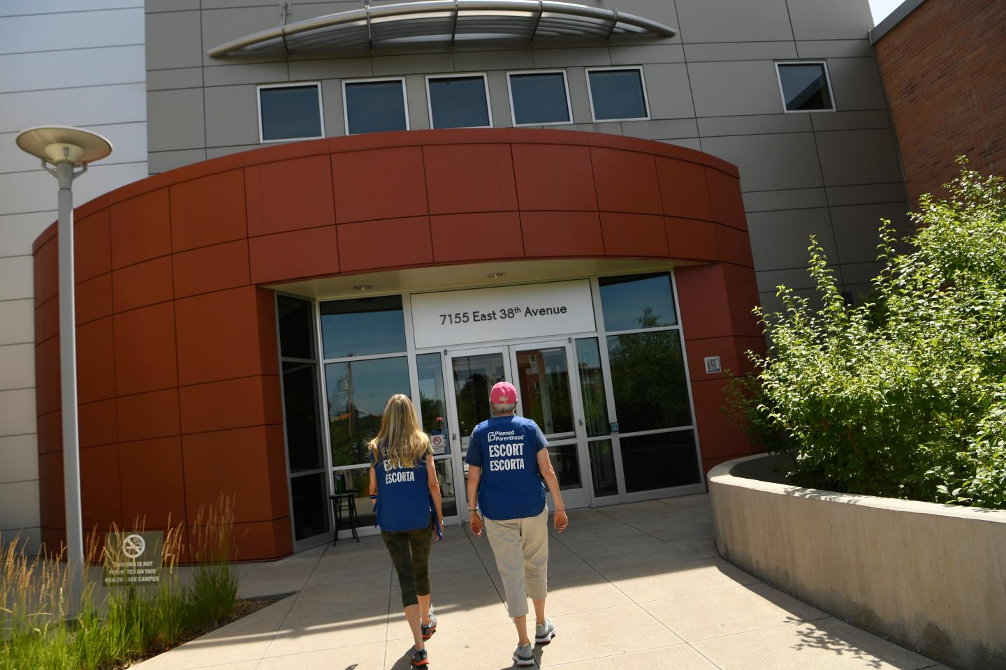 Volunteer escorts at Planned Parenthood"n