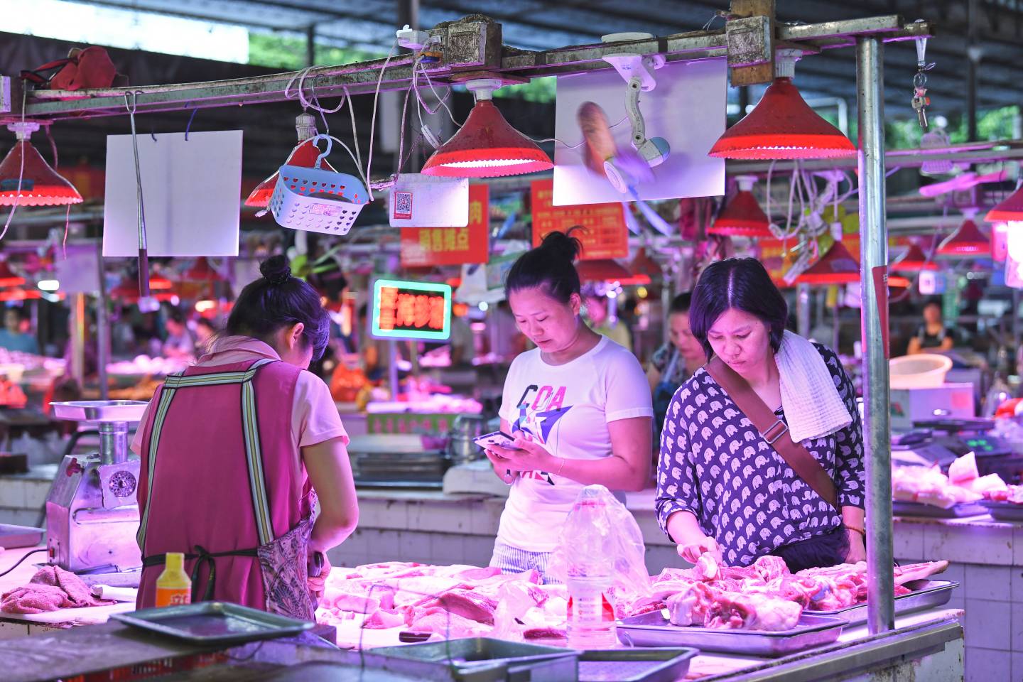 NANNING, CHINA - SEPTEMBER 03: Citizens purchase pork at a farm products market on September 3, 2019 in Nanning, Guangxi Zhuang Autonomous Region of China. (Photo by VCG/VCG via Getty Images)