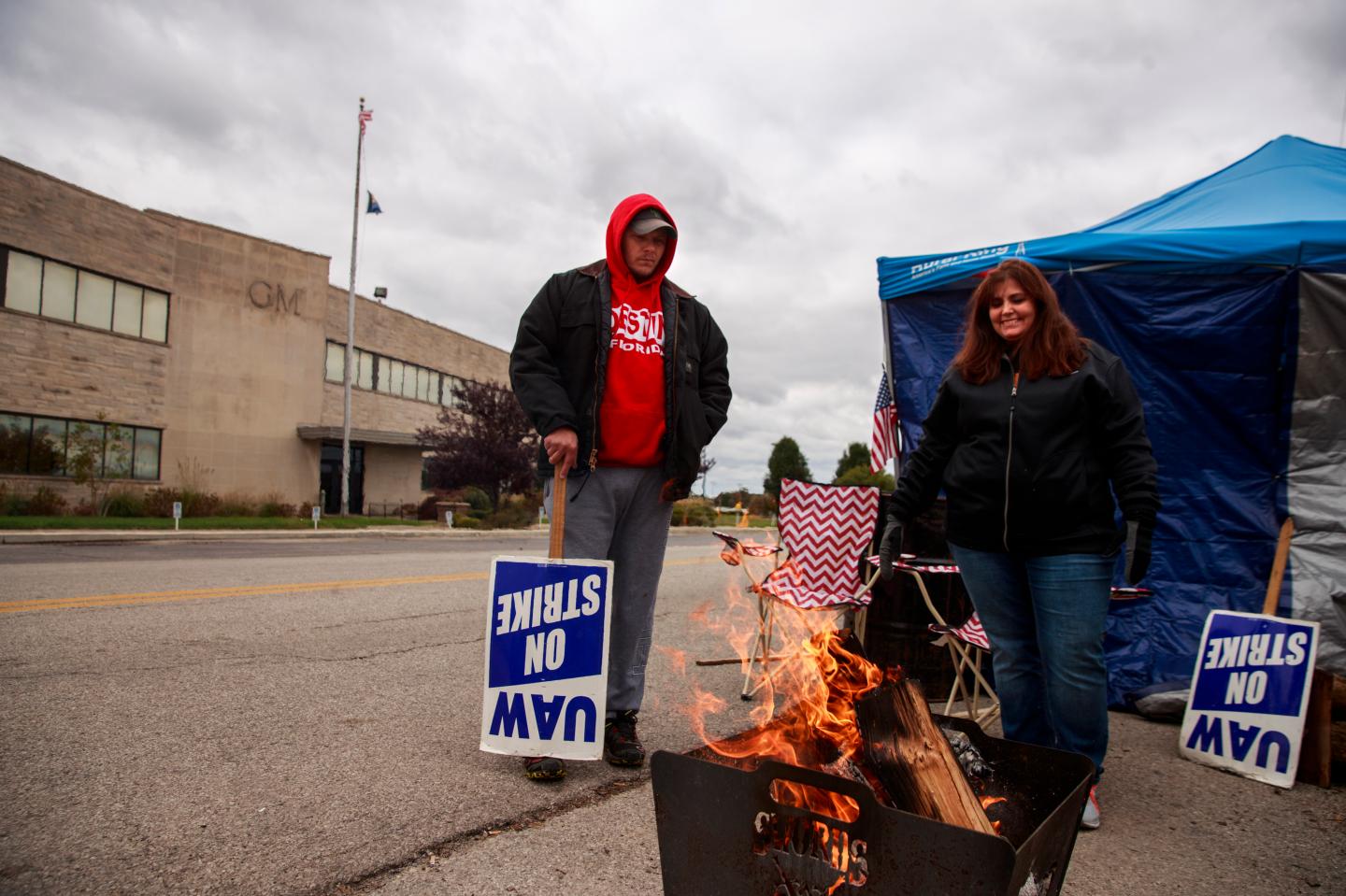BEDFORD, INDIANA, UNITED STATES - 2019/10/16: United Auto Workers (UAW) members keep a fire going to stay warm on the picket line outside the Bedford Casting Operations plant. UAW leaders announced on October 16, 2019 they have reached a tentative deal with General Motors to end a nationwide strike that began September 16th. According to the GM website the Bedford casting plant, "produces transmission casings, converter housings, heads, and small gas engine blocks that are used in Chevrolet, Buick, GMC and Cadillac vehicles.". (Photo by Jeremy Hogan/SOPA Images/LightRocket via Getty Images)