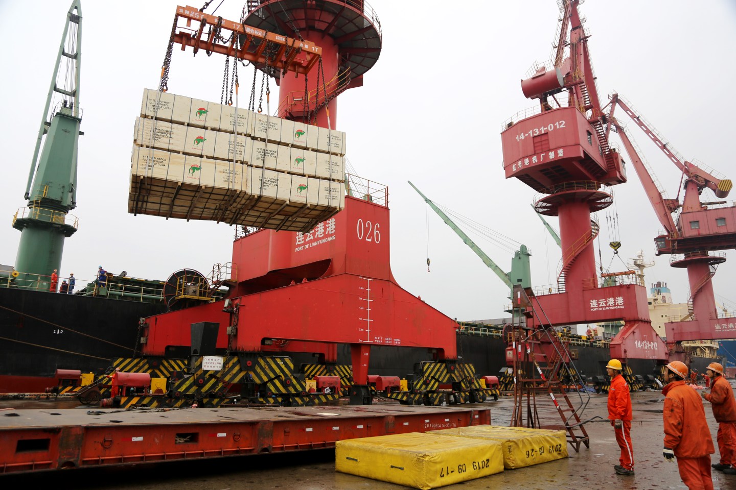 LIANYUNGANG, CHINA - OCTOBER 07: Workers unload shipping containers at a port on the last day of national day holiday on October 7, 2019 in Lianyungang, Jiangsu Province of China. According to the National Bureau of Statistics (NBS) on September 30, China's manufacturing Purchasing Managers' Index (PMI) in September reaches 49.8%, up from 49.5% in August. (Photo by Wang Chun/VCG via Getty Images)