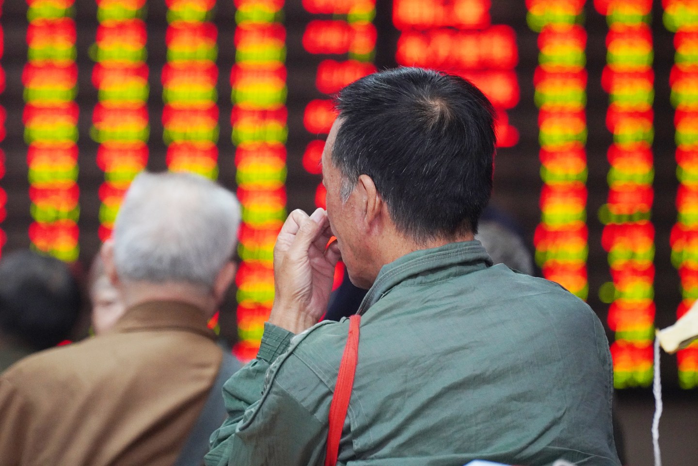 Investors watch an electronic board at a stock exchange hall on October 8, 2019 in Nanjing, Jiangsu Province of China. Chinese shares rose on Tuesday. The Shanghai Composite Index went up 8.28 points, or 0.29 percent, to close at 2913.57. The Shenzhen Component Index rose 28.51 points, or 0.30 percent, to close at 9474.75 points. (Photo by VCG/VCG via Getty Images)