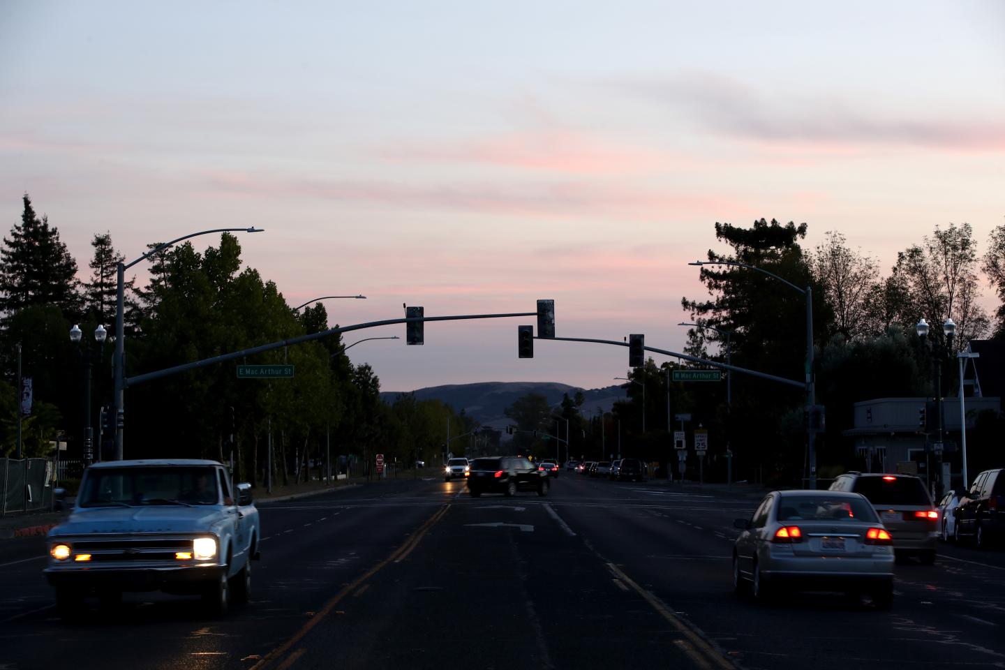 SONOMA, CALIFORNIA - OCTOBER 10: Traffic lights in the Sonoma area are out due to power outages on October 10, 2019 in Sonoma, California. Power outages were scheduled as preemptive moves by PG&E to address hot, dry and windy weather and the risk of wildfires, according to the company. (Photo by Ezra Shaw/Getty Images)