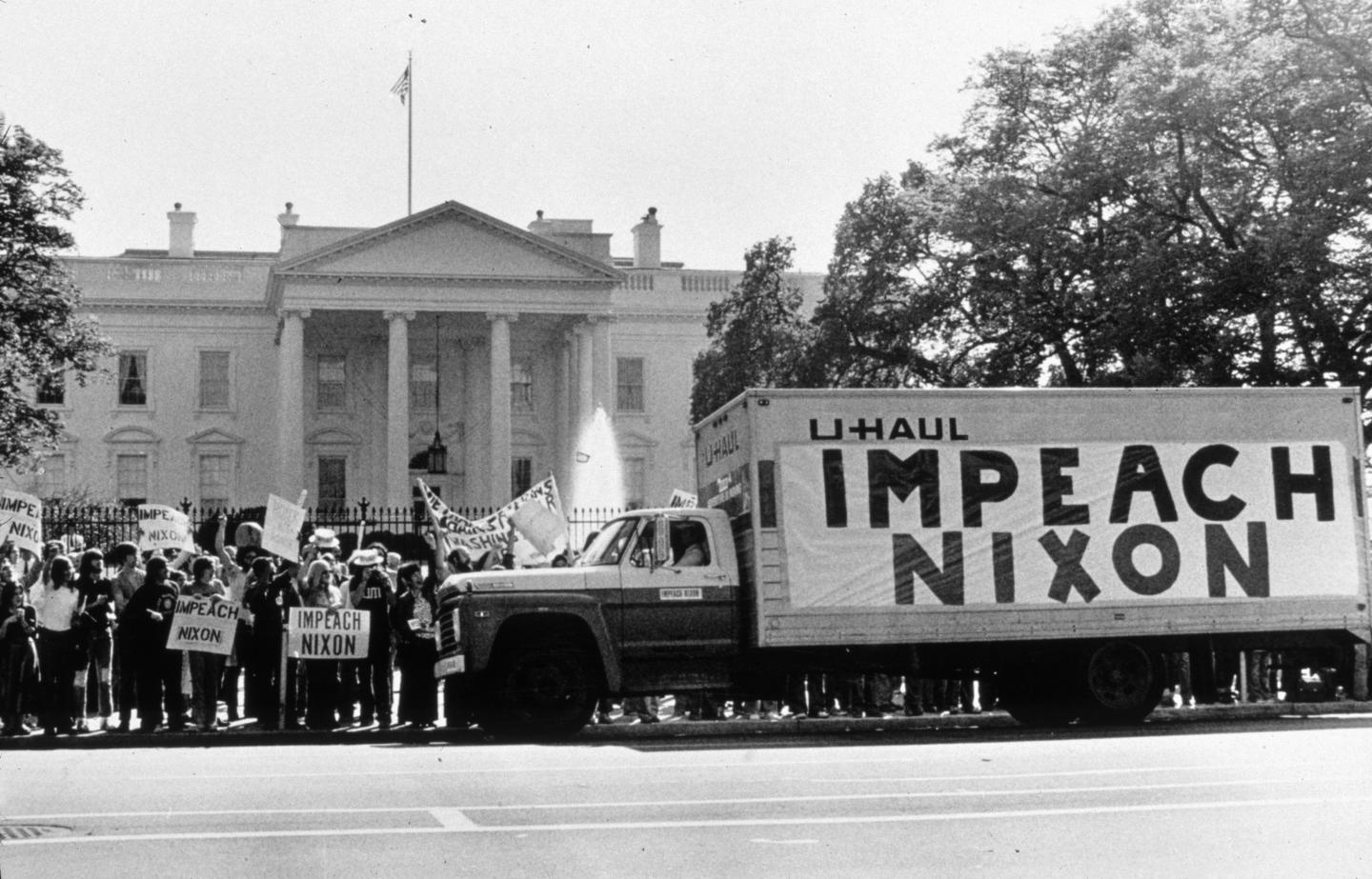 1974 demonstration outside White house to impeach Pres Nixon