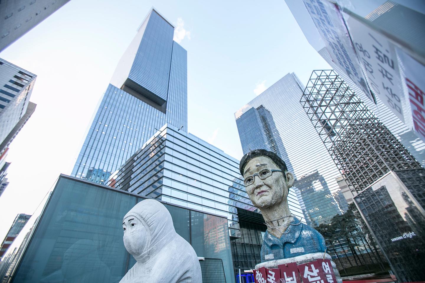 An effigy of Samsung Electronics Co. Vice Chairman Jay Y. Lee, right, stands outside the Samsung Seocho office building in Seoul, South Korea, on Wednesday, Feb. 7, 2018. A South Korean appeals court on Monday let Lee walk free from prison after suspending his sentence for bribery, a stunning reversal that raises questions about the governments ability to reform the nations most powerful corporations. Photographer: Jean Chung/Bloomberg via Getty Images