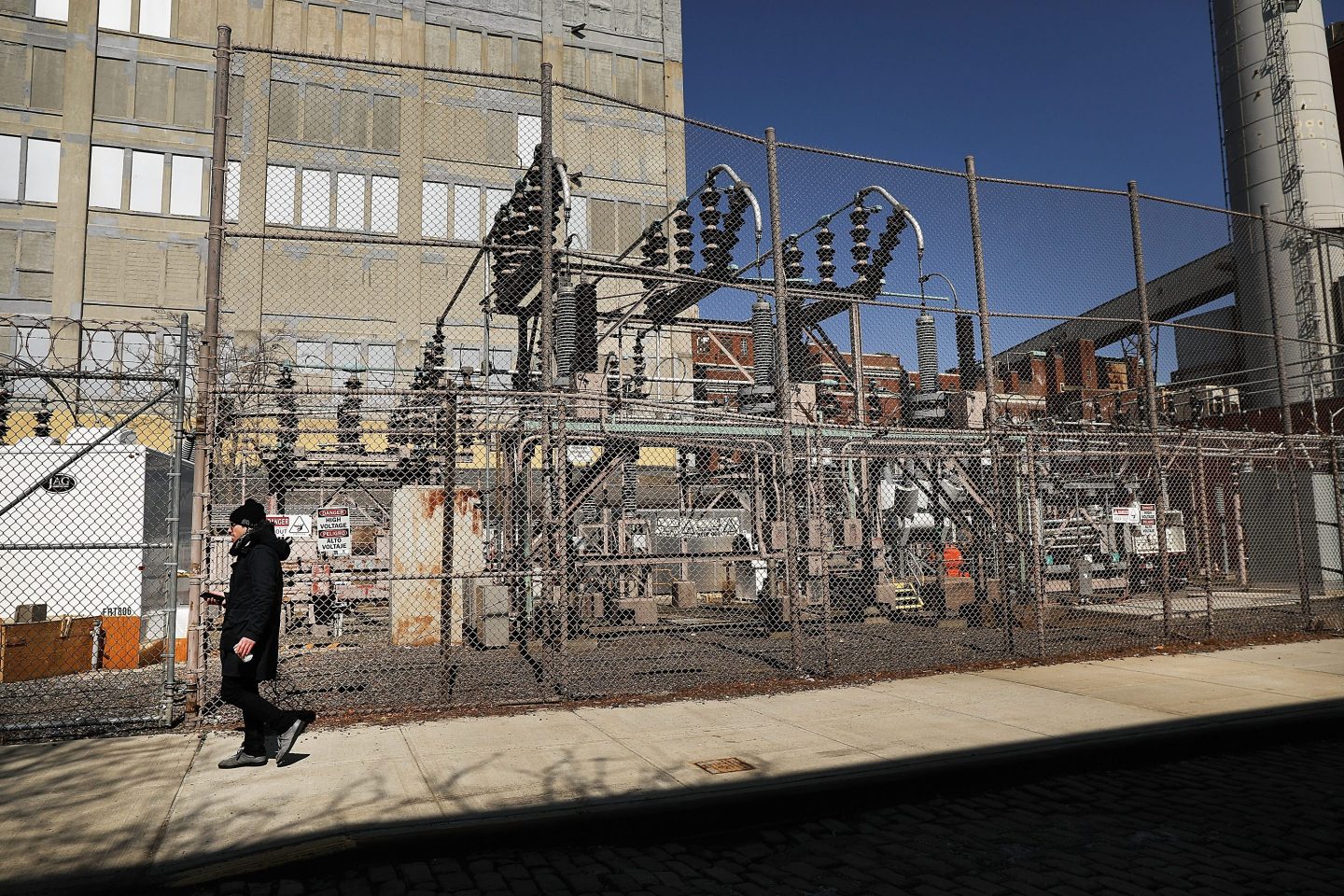 A Con Edison power plant stands in a Brooklyn neighborhood across from Manhattan on March 15, 2018 in New York City.