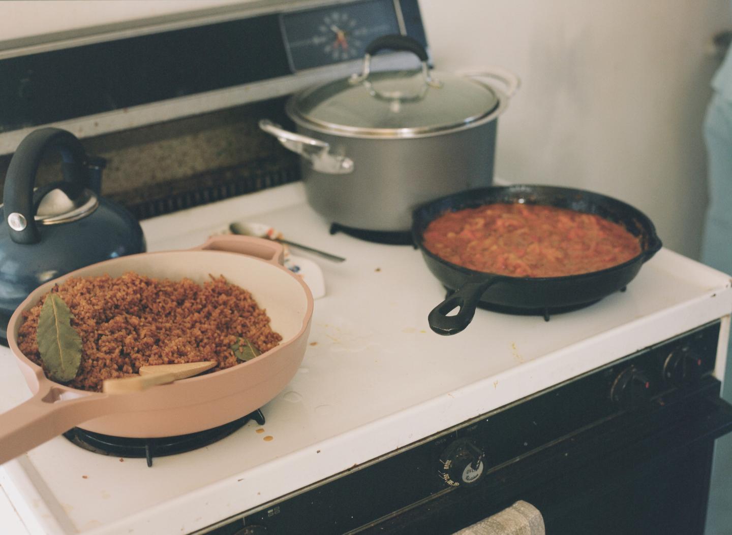 These Designers Created a Pan That Is Able to Replace Most of Your Cookware by Itself