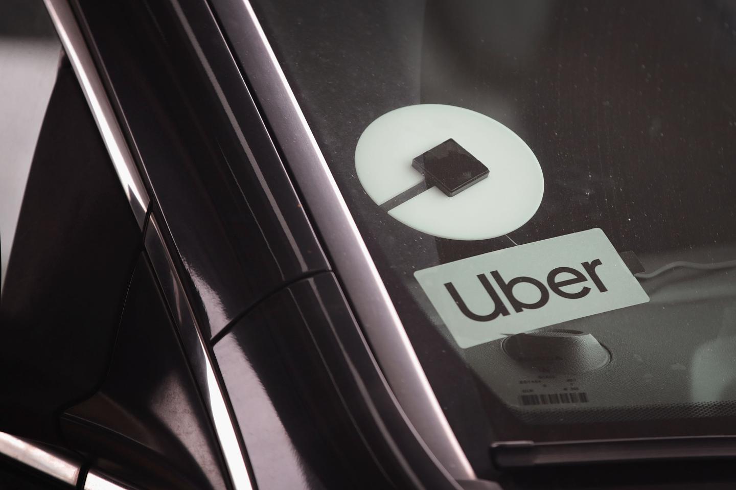 CHICAGO, ILLINOIS - APRIL 10: A ride share driver picks up passengers at O'Hare Airport on April 10, 2019 in Chicago, Illinois. In response to the death of 21-year-old University of South Carolina student Samantha Josephson, the South Carolina House has approved a bill that would require Uber, Lyft and other ride sharing vehicles to have illuminated signs. Josephson was killed after climbing into a vehicle that she thought was her Uber ride. (Photo by Scott Olson/Getty Images)