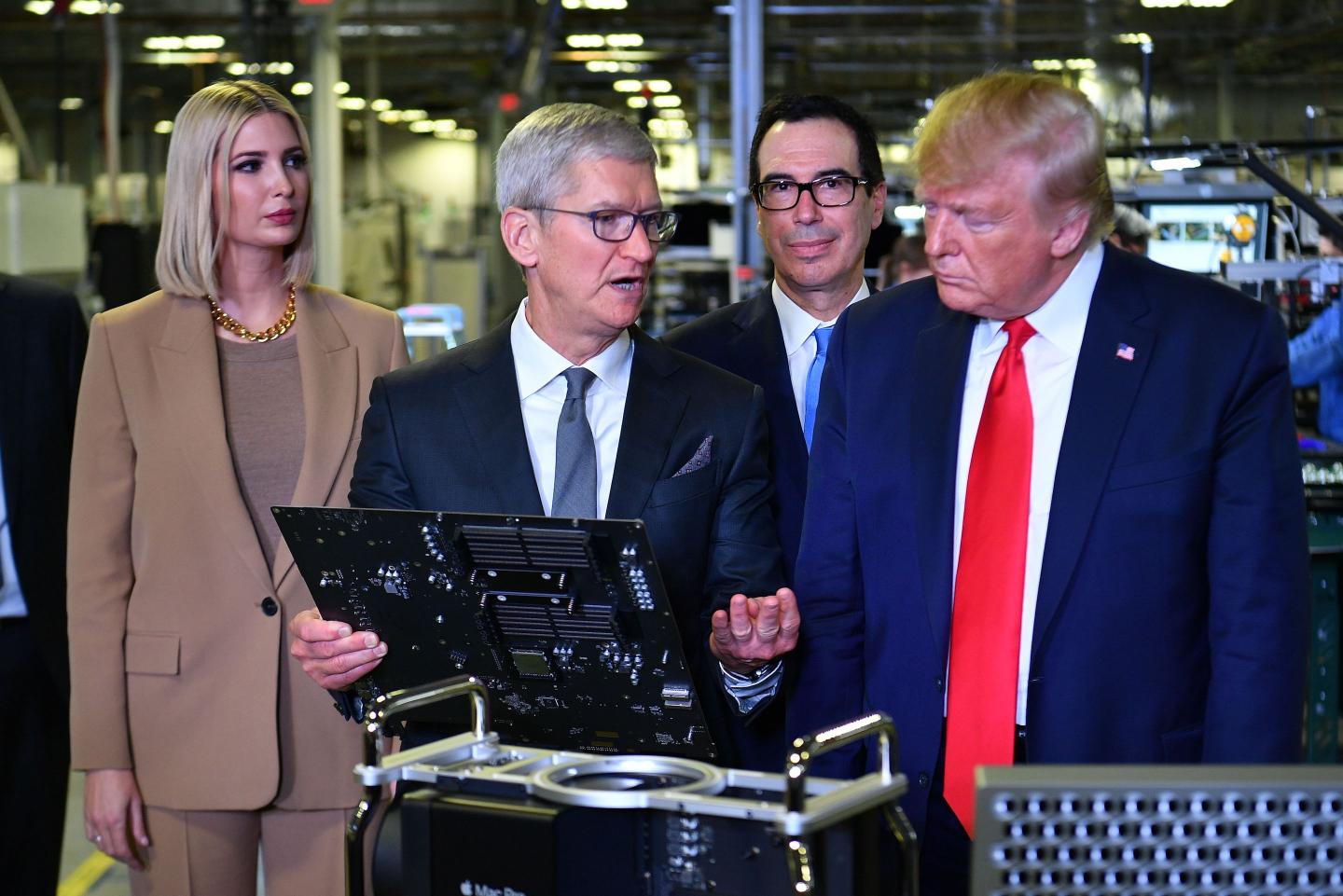 Donald Trump (R) and Apple CEO Tim Cook