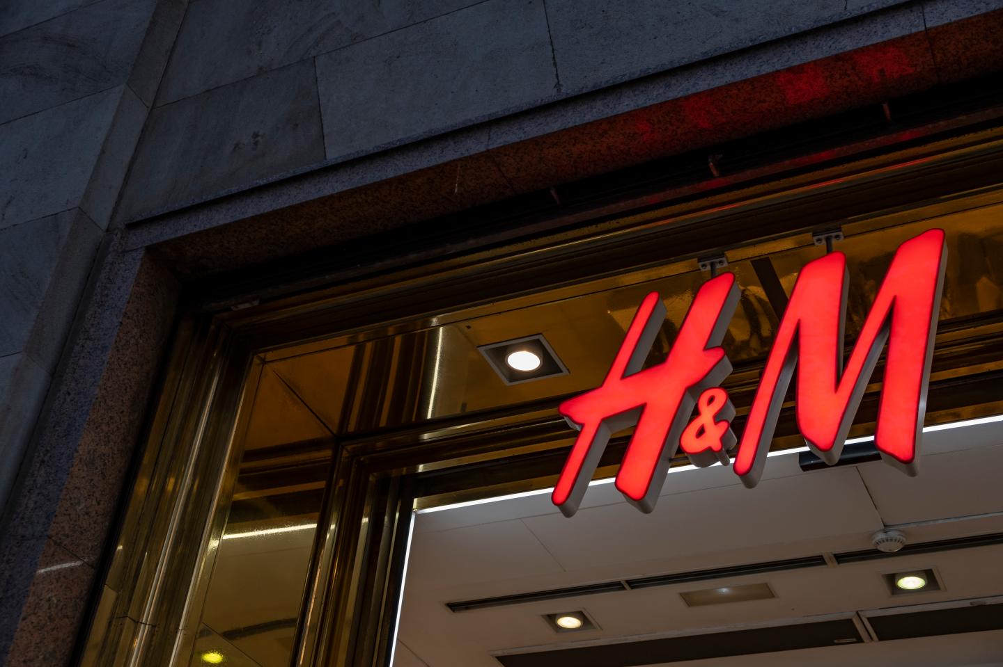 BARCELONA, CATALONIA, SPAIN - 2019/11/25: The H&amp;M logo, the Swedish chain of clothing and accessories stores, seen at the Passeig de Gràcia store. A boulevard of just over a kilometre, the Passeig de Gràcia store brings together the most important commercial brands in the world of fashion and luxury accessories. Black Friday commercial campaign determines the beginning of the most significant sales period oriented to the Christmas period. (Photo by Paco Freire/SOPA Images/LightRocket via Getty Images)