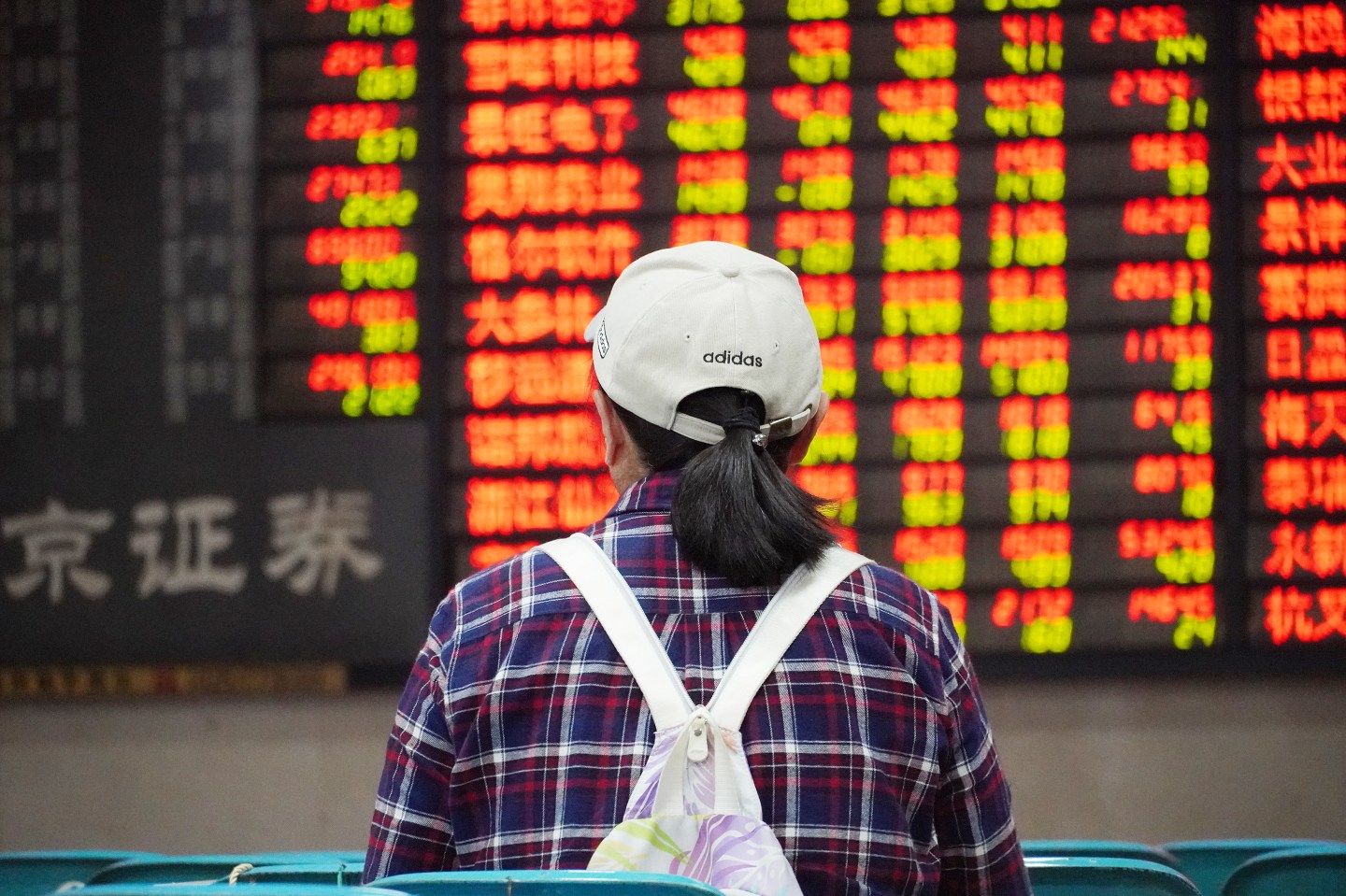 NANJING, CHINA - NOVEMBER 05: An investor watches an electronic board at a stock exchange hall on November 5, 2019 in Nanjing, Jiangsu Province of China. Chinese shares dropped on Wednesday. The Shanghai Composite Index dropped 12.97 points, or 0.43 percent, to close at 2,978.60 points. The Shenzhen Component Index dropped 77.63 points, or 0.78 percent, to close at 9,860.97 points. (Photo by VCG/VCG via Getty Images)