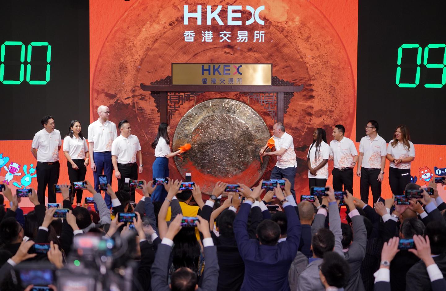 HONG KONG, CHINA - NOVEMBER 26: Customers and partners of Alibaba Group strike a gong during the company's listing ceremony at the Hong Kong Stock Exchange (HKEX) on November 26, 2019 in Hong Kong, China. (Photo by Zhang Wei/China News Service/Zhang Wei/China News Service/VCG via Getty Images)
